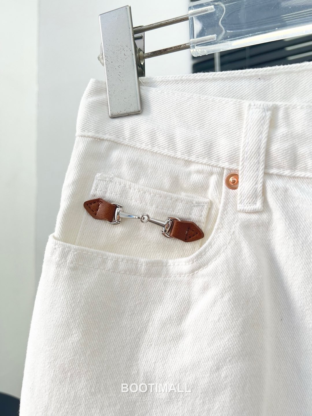 디올 2026SS 코튼 화이트 데님 새들버클 레더패치 루즈핏 롱팬츠 Dior 2026 SS Cotton White Denim Saddle Buckle Leather Patch Loose Fit Long Pants 3