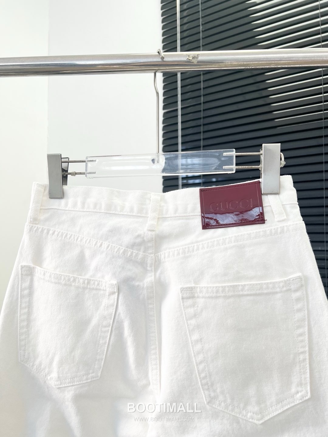 디올 2026SS 코튼 화이트 데님 새들버클 레더패치 루즈핏 롱팬츠 Dior 2026 SS Cotton White Denim Saddle Buckle Leather Patch Loose Fit Long Pants 5