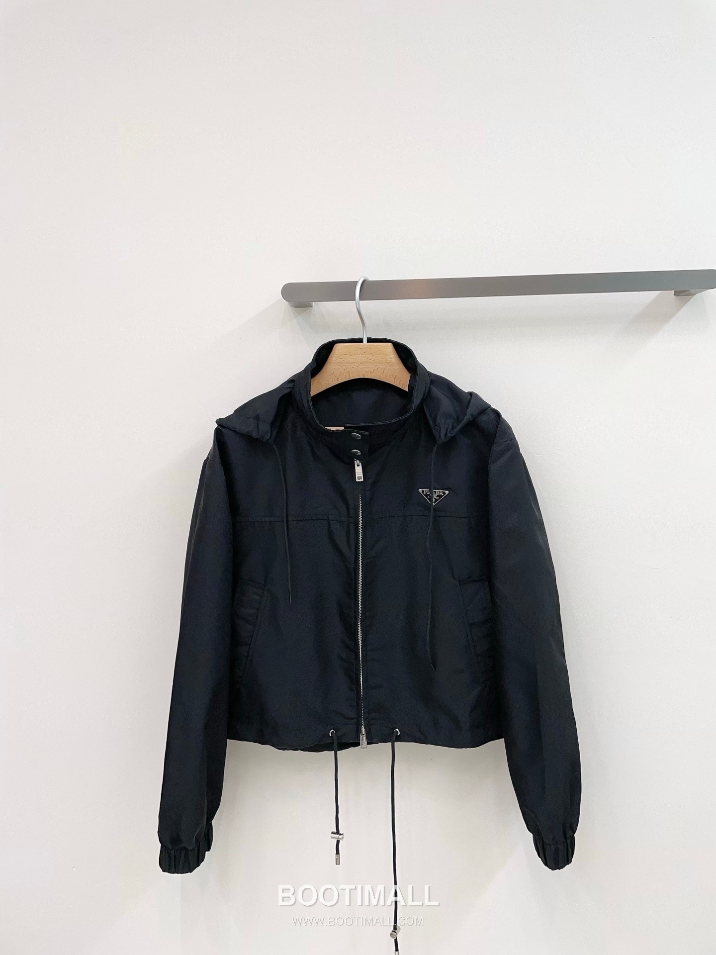 프라다 2026SS 리나일론 트라이앵글로고 루즈핏 숏 후드재킷 Prada 2026 SS Re Nylon Triangle Logo Loose Fit Short Hooded Jacket 13