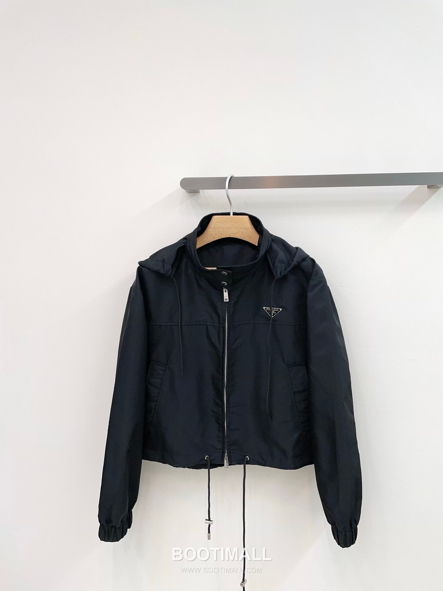 프라다 2026SS 리나일론 트라이앵글로고 루즈핏 숏 후드재킷 Prada 2026 SS Re Nylon Triangle Logo Loose Fit Short Hooded Jacket 14