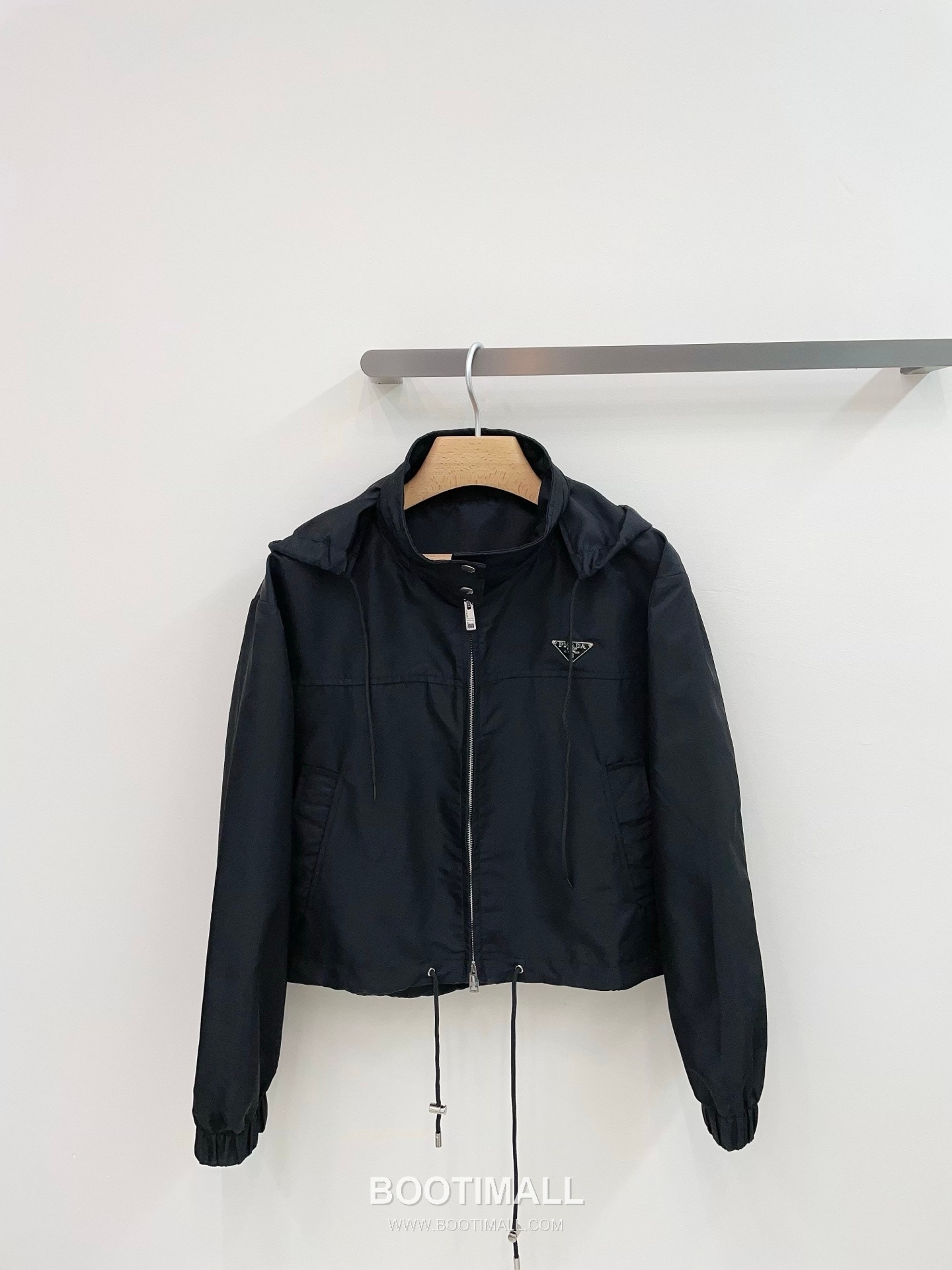 프라다 2026SS 리나일론 트라이앵글로고 루즈핏 숏 후드재킷 Prada 2026 SS Re Nylon Triangle Logo Loose Fit Short Hooded Jacket 15