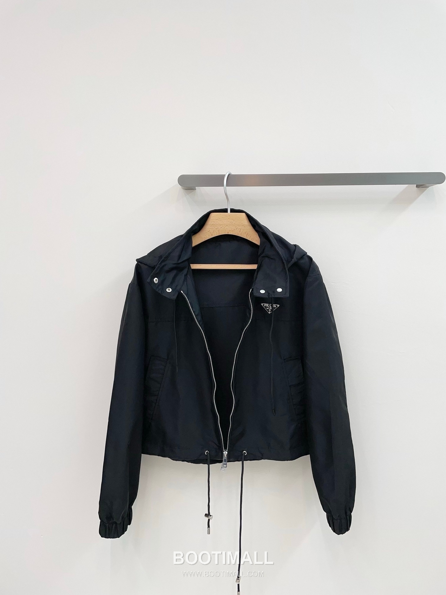 프라다 2026SS 리나일론 트라이앵글로고 루즈핏 숏 후드재킷 Prada 2026 SS Re Nylon Triangle Logo Loose Fit Short Hooded Jacket 16