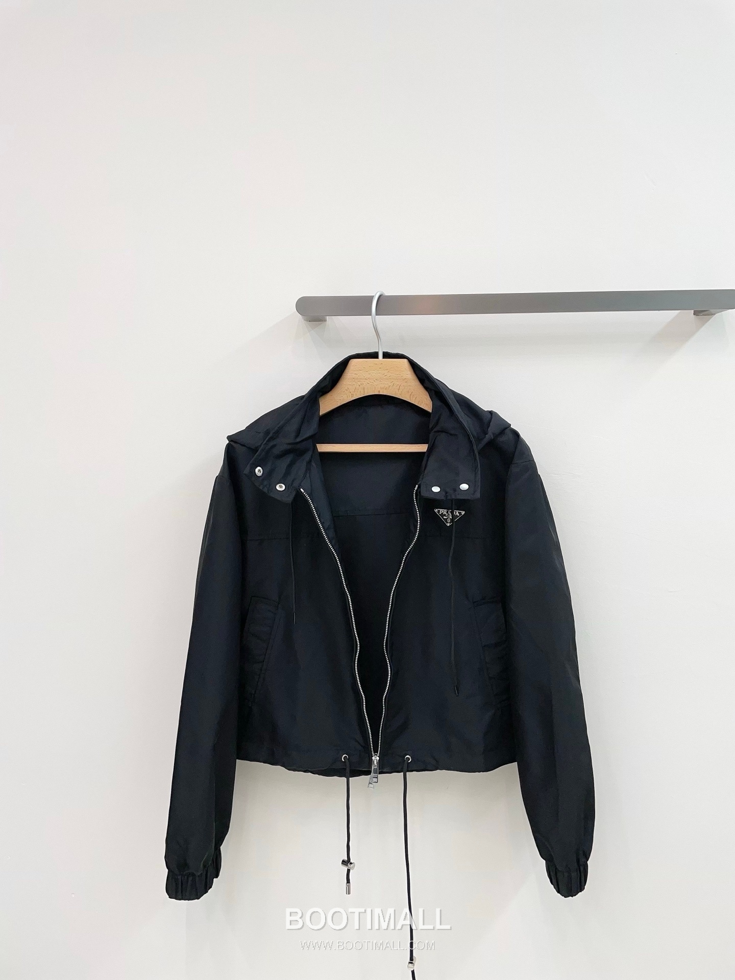 프라다 2026SS 리나일론 트라이앵글로고 루즈핏 숏 후드재킷 Prada 2026 SS Re Nylon Triangle Logo Loose Fit Short Hooded Jacket 17