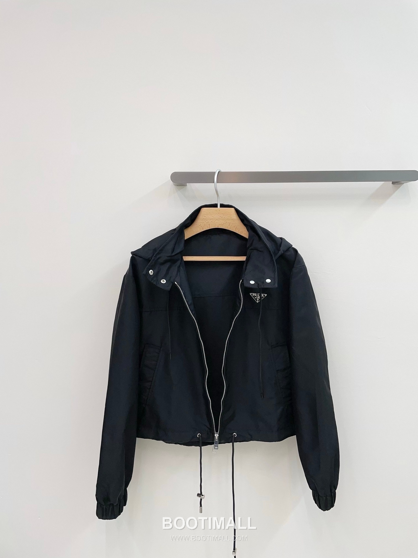 프라다 2026SS 리나일론 트라이앵글로고 루즈핏 숏 후드재킷 Prada 2026 SS Re Nylon Triangle Logo Loose Fit Short Hooded Jacket 18