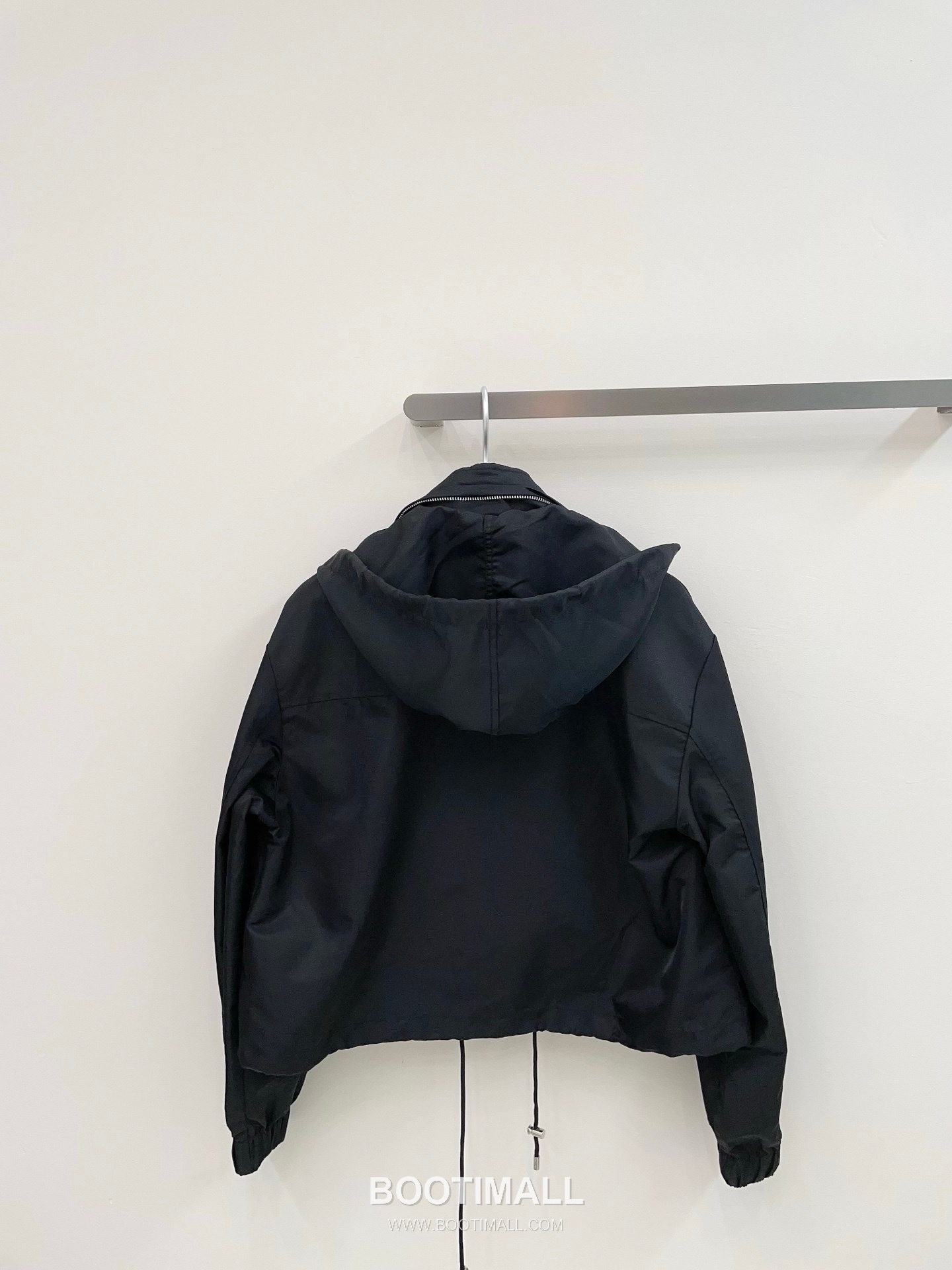 프라다 2026SS 리나일론 트라이앵글로고 루즈핏 숏 후드재킷 Prada 2026 SS Re Nylon Triangle Logo Loose Fit Short Hooded Jacket 19