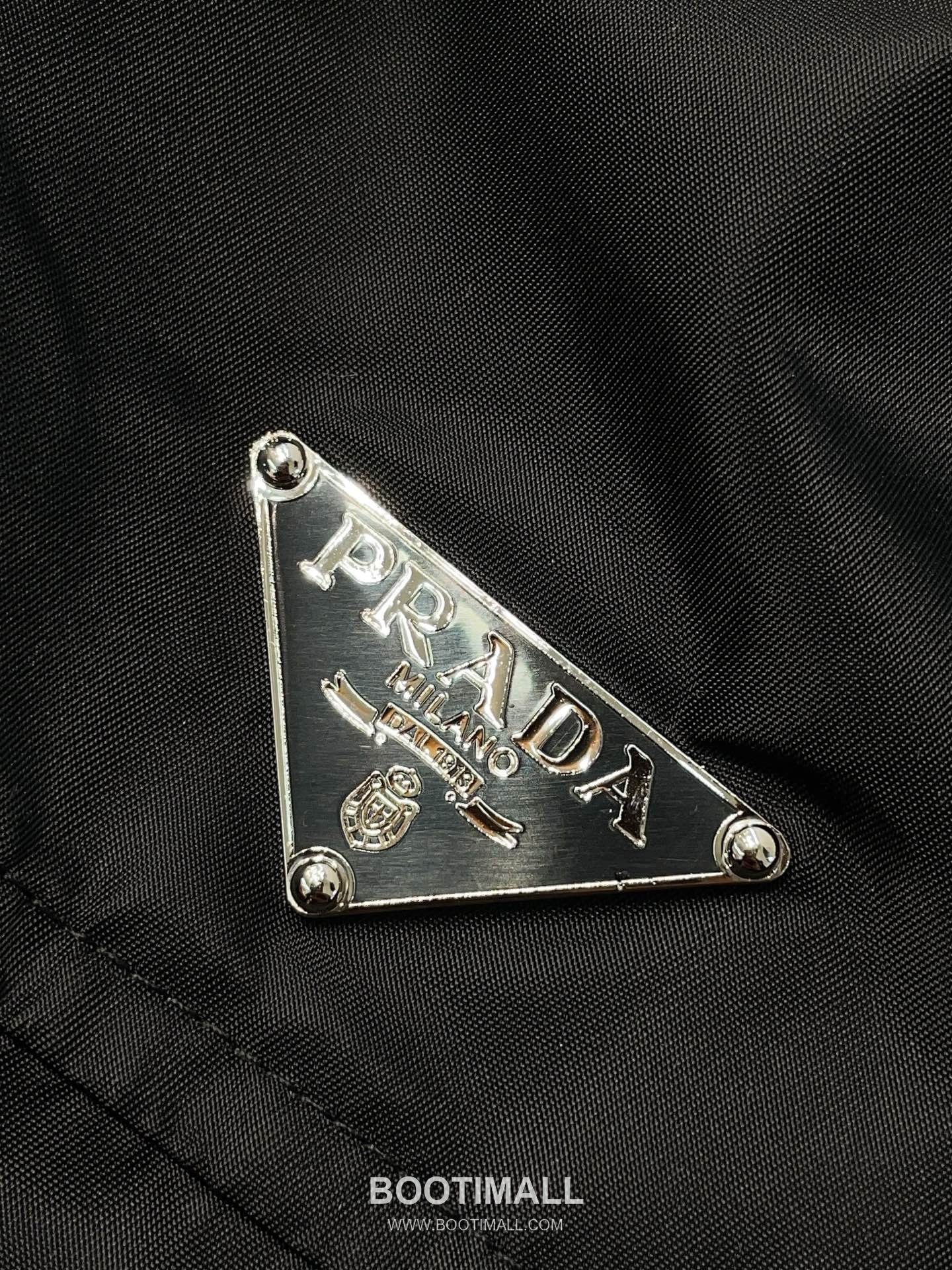 프라다 2026SS 리나일론 트라이앵글로고 루즈핏 숏 후드재킷 Prada 2026 SS Re Nylon Triangle Logo Loose Fit Short Hooded Jacket 23