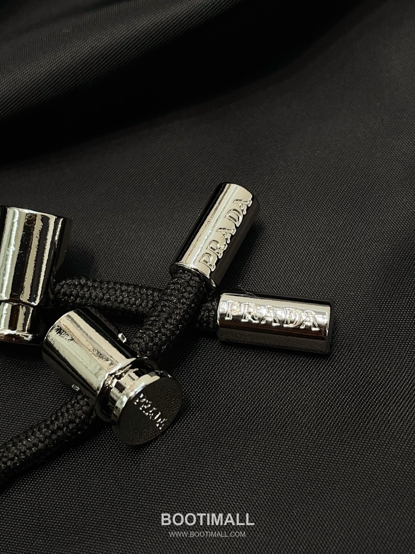 프라다 2026SS 리나일론 트라이앵글로고 루즈핏 숏 후드재킷 Prada 2026 SS Re Nylon Triangle Logo Loose Fit Short Hooded Jacket 24