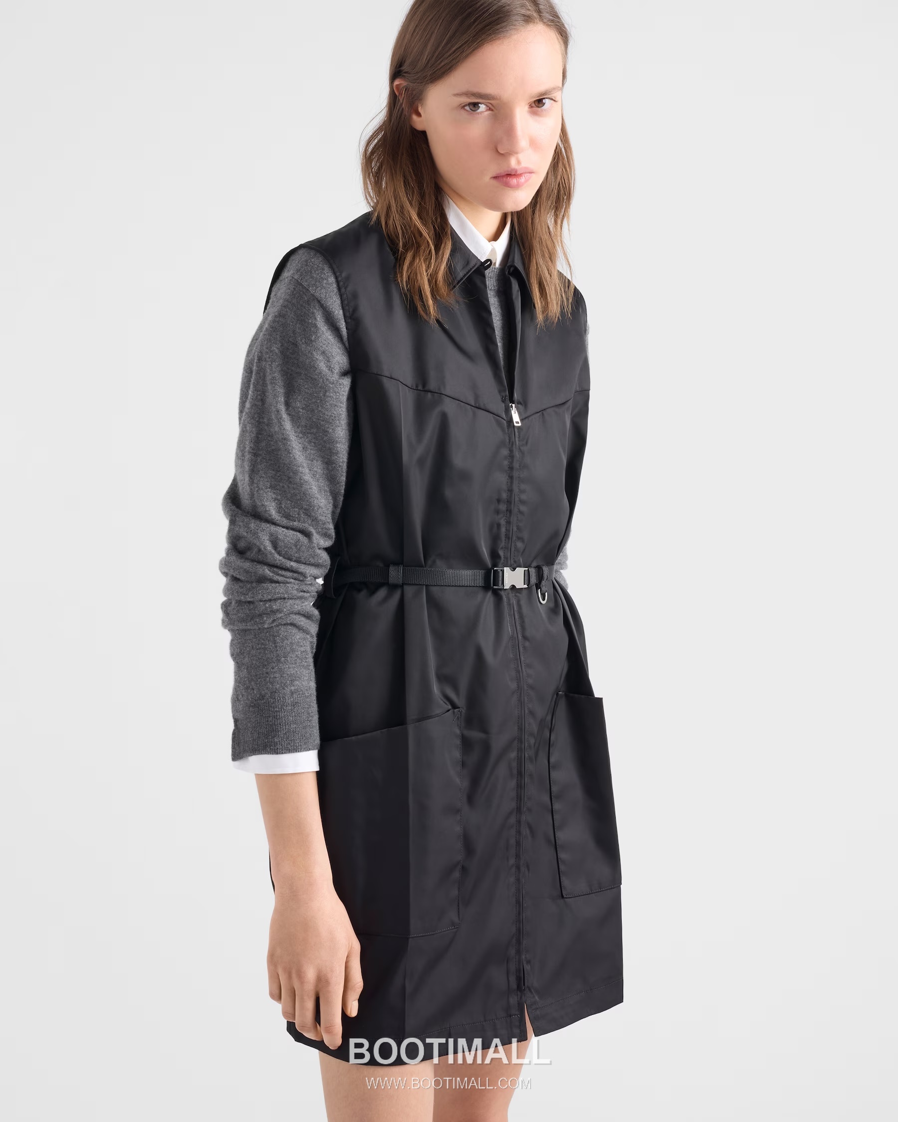 프라다 2026SS 리나일론 트라이앵글로고 플레어핏 미니 슬리브리스 원피스 Prada 2026 SS Re Nylon Triangle Logo Flared Mini Sleeveless Dress 3