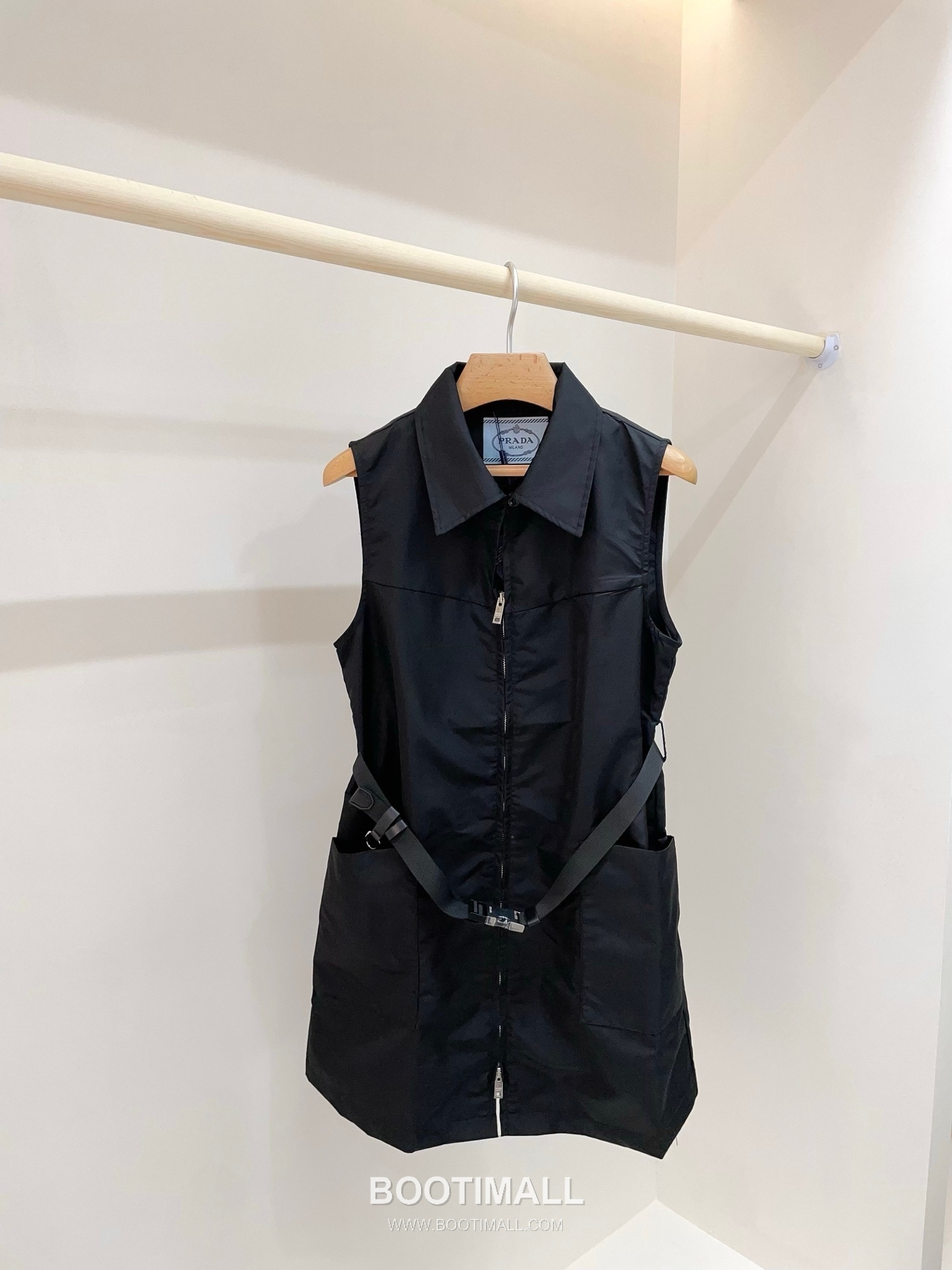 프라다 2026SS 리나일론 트라이앵글로고 플레어핏 미니 슬리브리스 원피스 Prada 2026 SS Re Nylon Triangle Logo Flared Mini Sleeveless Dress 14