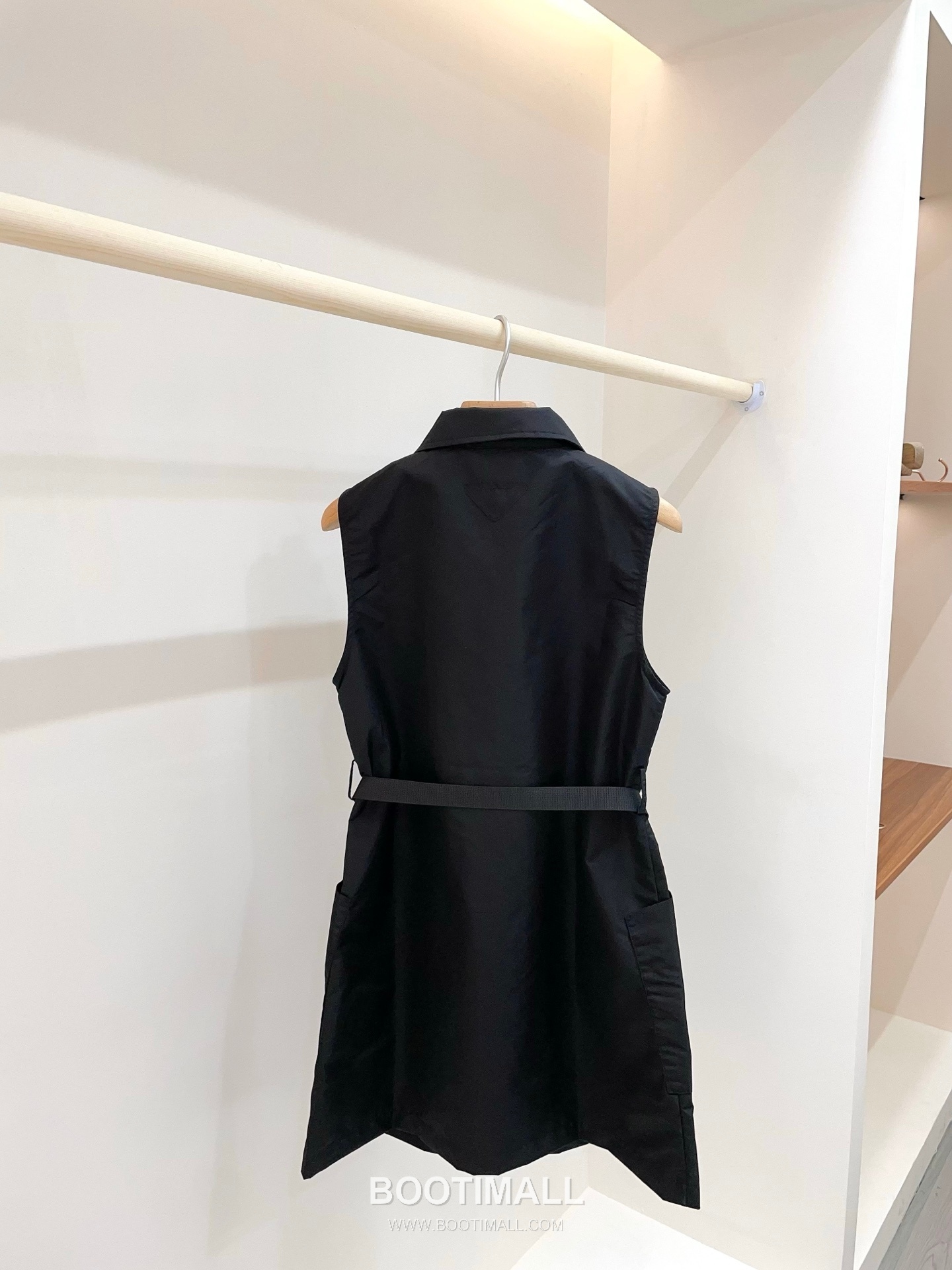 프라다 2026SS 리나일론 트라이앵글로고 플레어핏 미니 슬리브리스 원피스 Prada 2026 SS Re Nylon Triangle Logo Flared Mini Sleeveless Dress 17