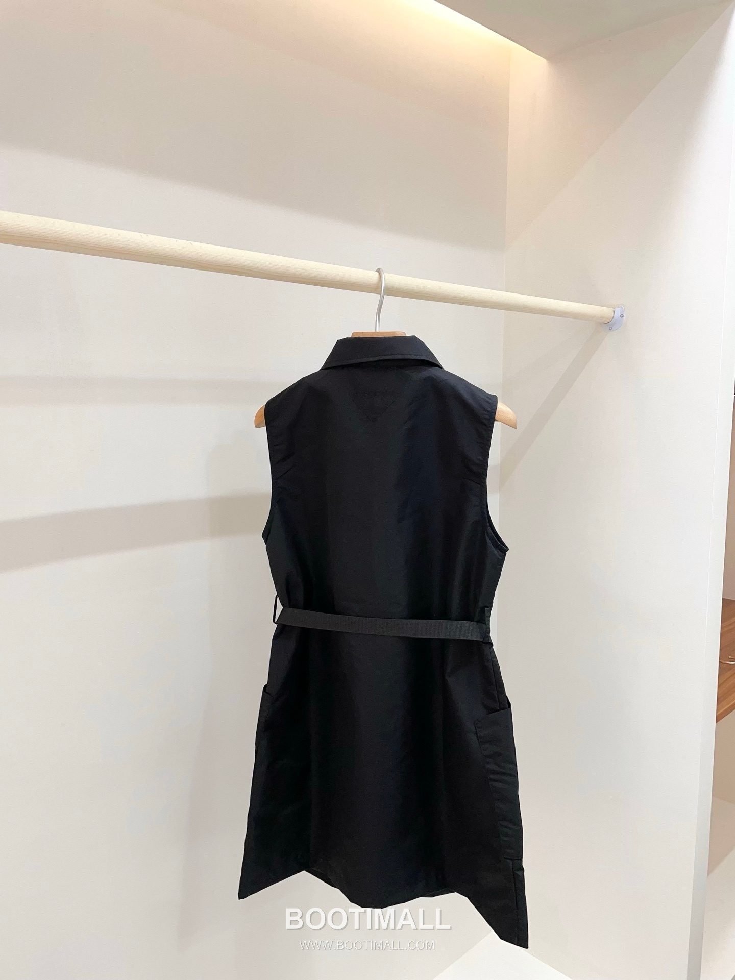 프라다 2026SS 리나일론 트라이앵글로고 플레어핏 미니 슬리브리스 원피스 Prada 2026 SS Re Nylon Triangle Logo Flared Mini Sleeveless Dress 18
