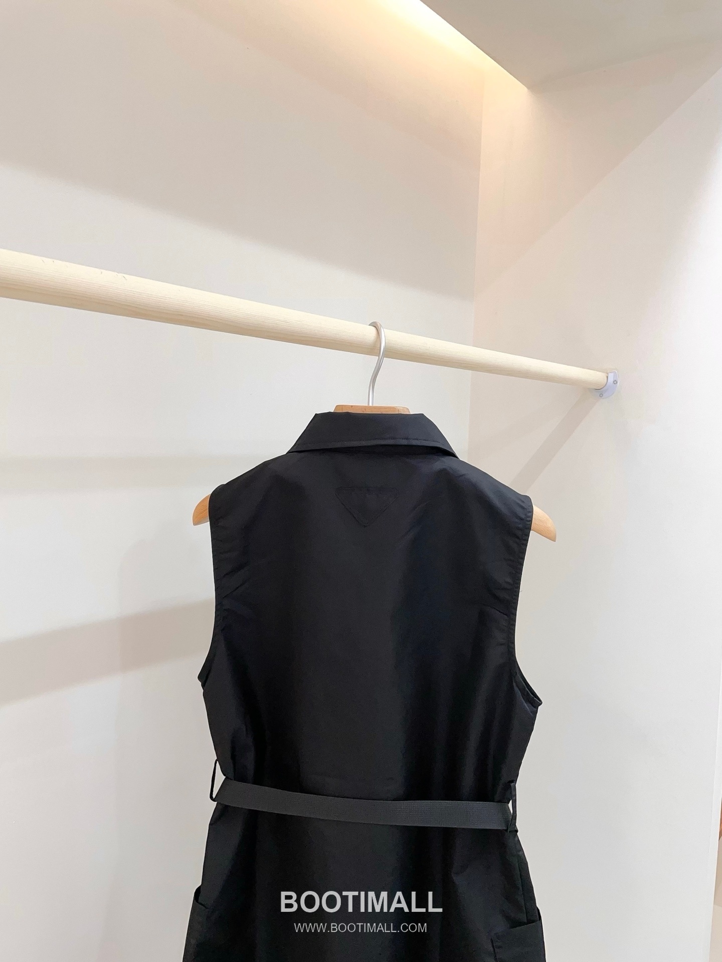 프라다 2026SS 리나일론 트라이앵글로고 플레어핏 미니 슬리브리스 원피스 Prada 2026 SS Re Nylon Triangle Logo Flared Mini Sleeveless Dress 19