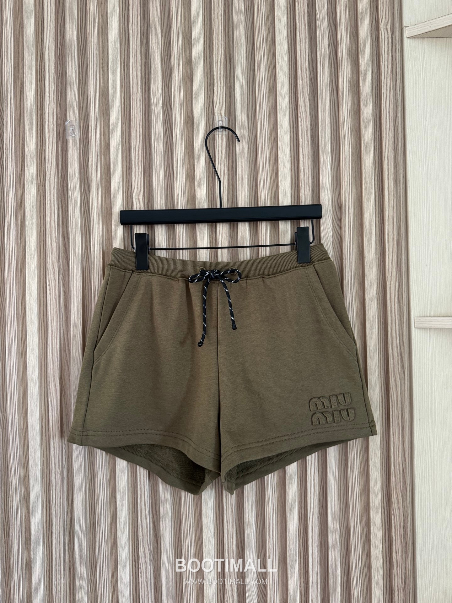 프라다 2026SS 코튼 드로스트링 로고자수 루즈핏 쇼츠 Prada 2026 SS Cotton Drawstring Logo Embroidered Loose Fit Shorts 10