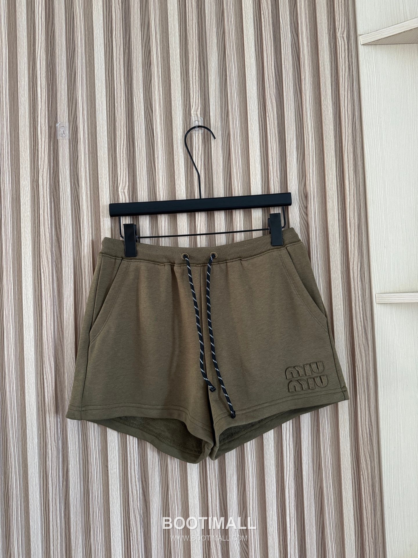 프라다 2026SS 코튼 드로스트링 로고자수 루즈핏 쇼츠 Prada 2026 SS Cotton Drawstring Logo Embroidered Loose Fit Shorts 16