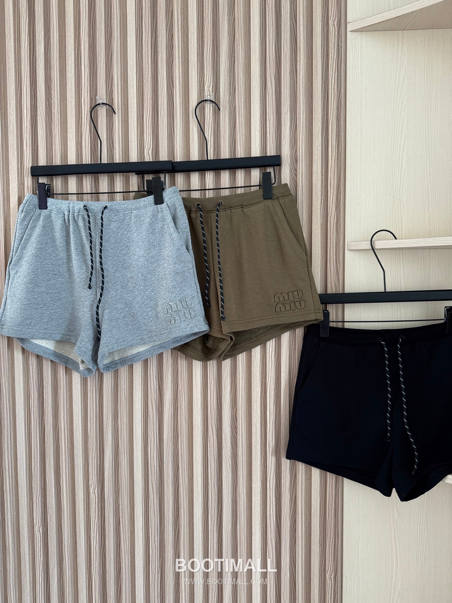 프라다 2026SS 코튼 드로스트링 로고자수 루즈핏 쇼츠 Prada 2026 SS Cotton Drawstring Logo Embroidered Loose Fit Shorts 20