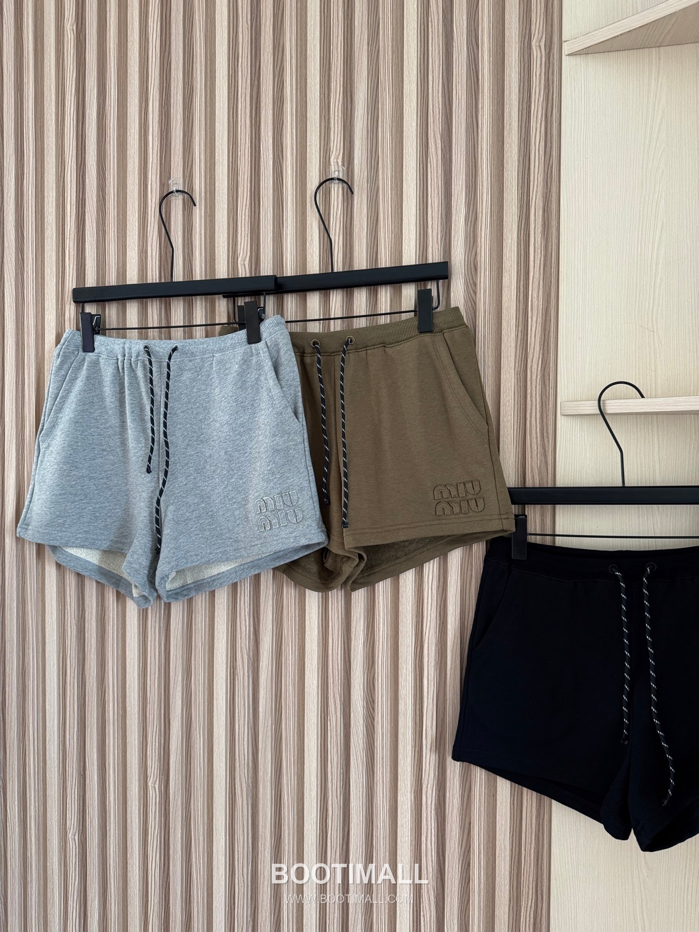 프라다 2026SS 코튼 드로스트링 로고자수 루즈핏 쇼츠 Prada 2026 SS Cotton Drawstring Logo Embroidered Loose Fit Shorts 21