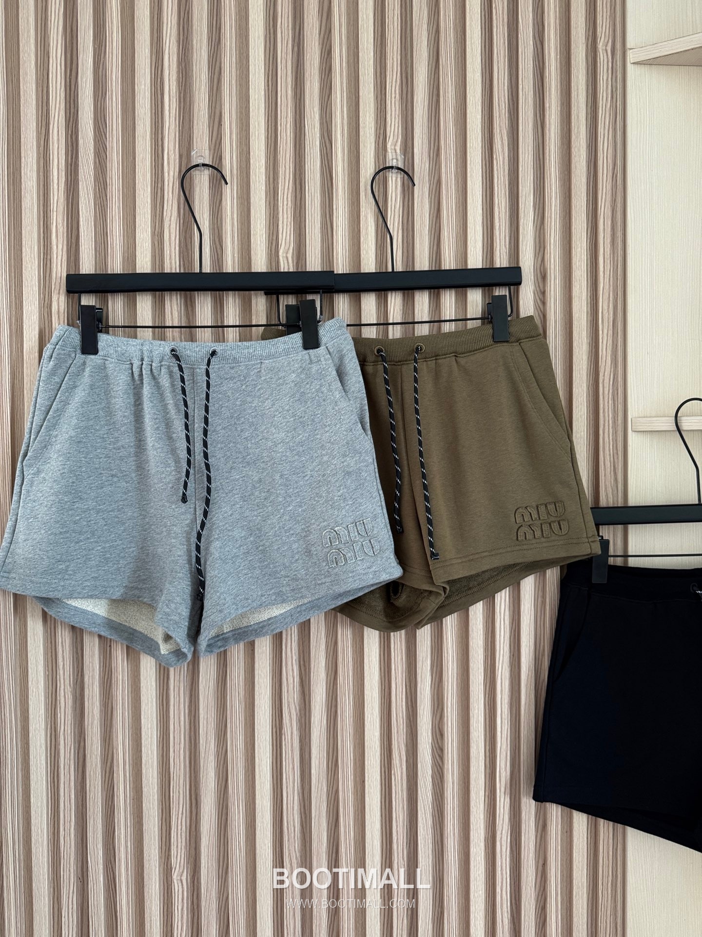 프라다 2026SS 코튼 드로스트링 로고자수 루즈핏 쇼츠 Prada 2026 SS Cotton Drawstring Logo Embroidered Loose Fit Shorts 22