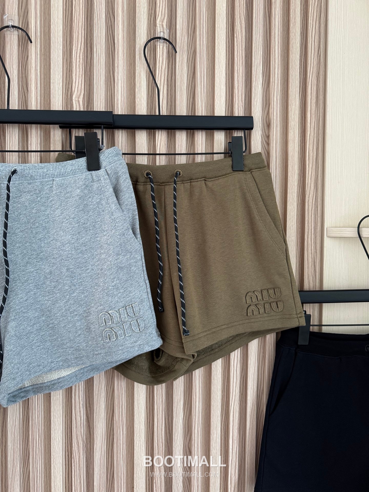 프라다 2026SS 코튼 드로스트링 로고자수 루즈핏 쇼츠 Prada 2026 SS Cotton Drawstring Logo Embroidered Loose Fit Shorts 23