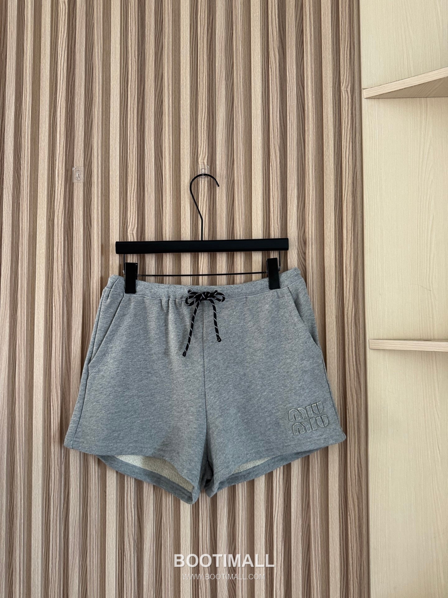 프라다 2026SS 코튼 드로스트링 로고자수 루즈핏 쇼츠 Prada 2026 SS Cotton Drawstring Logo Embroidered Loose Fit Shorts 1