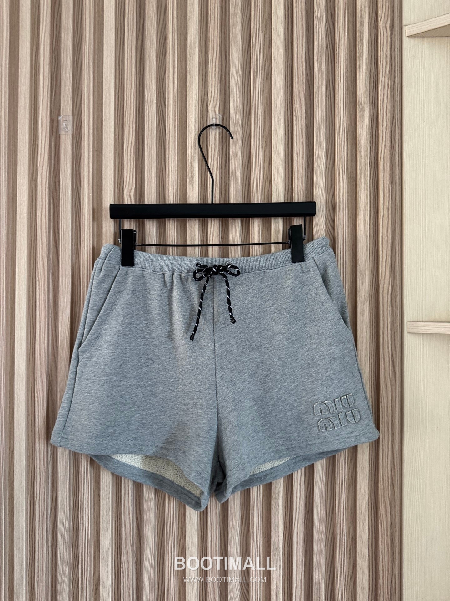 프라다 2026SS 코튼 드로스트링 로고자수 루즈핏 쇼츠 Prada 2026 SS Cotton Drawstring Logo Embroidered Loose Fit Shorts 2