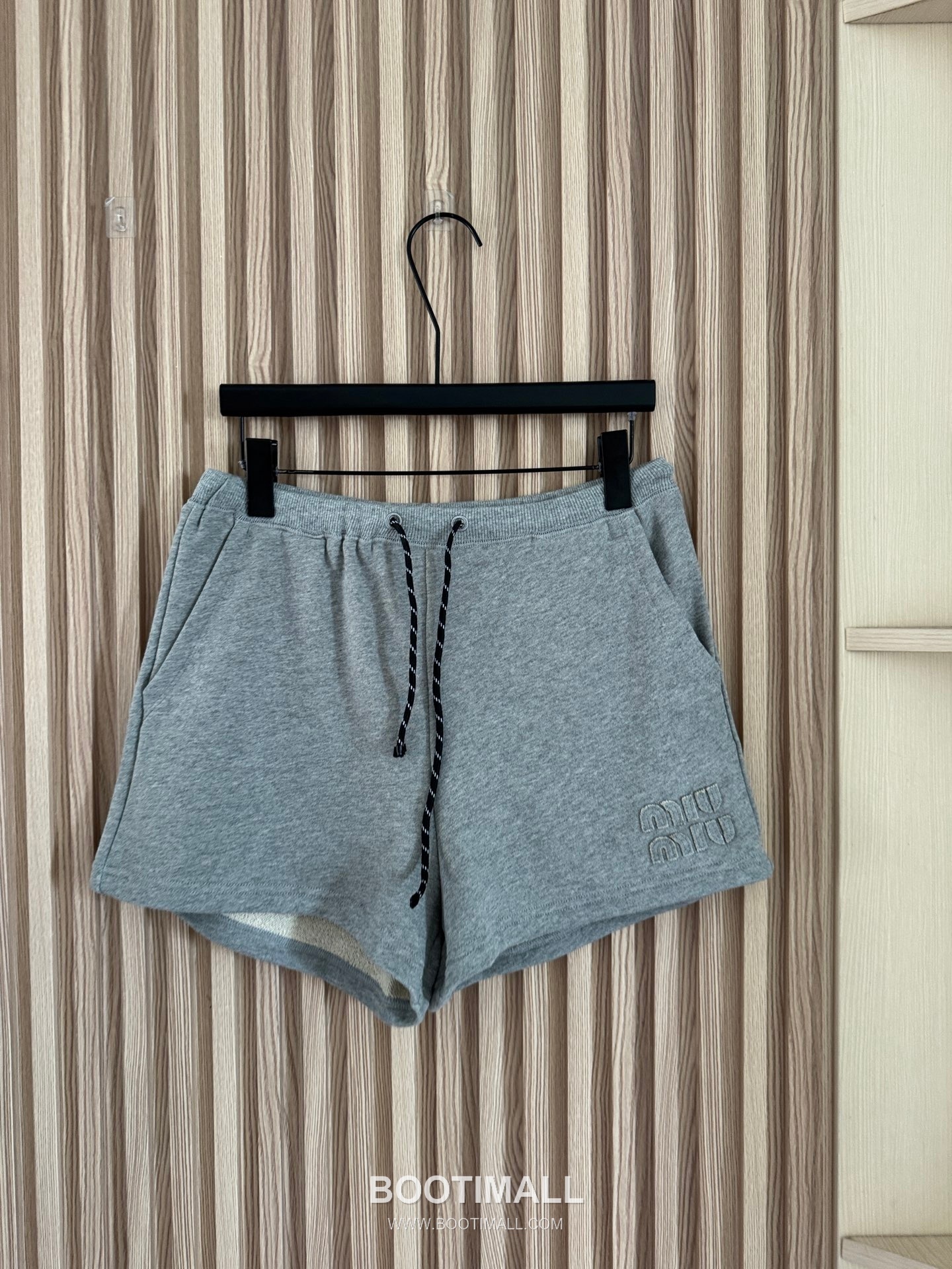 프라다 2026SS 코튼 드로스트링 로고자수 루즈핏 쇼츠 Prada 2026 SS Cotton Drawstring Logo Embroidered Loose Fit Shorts 4