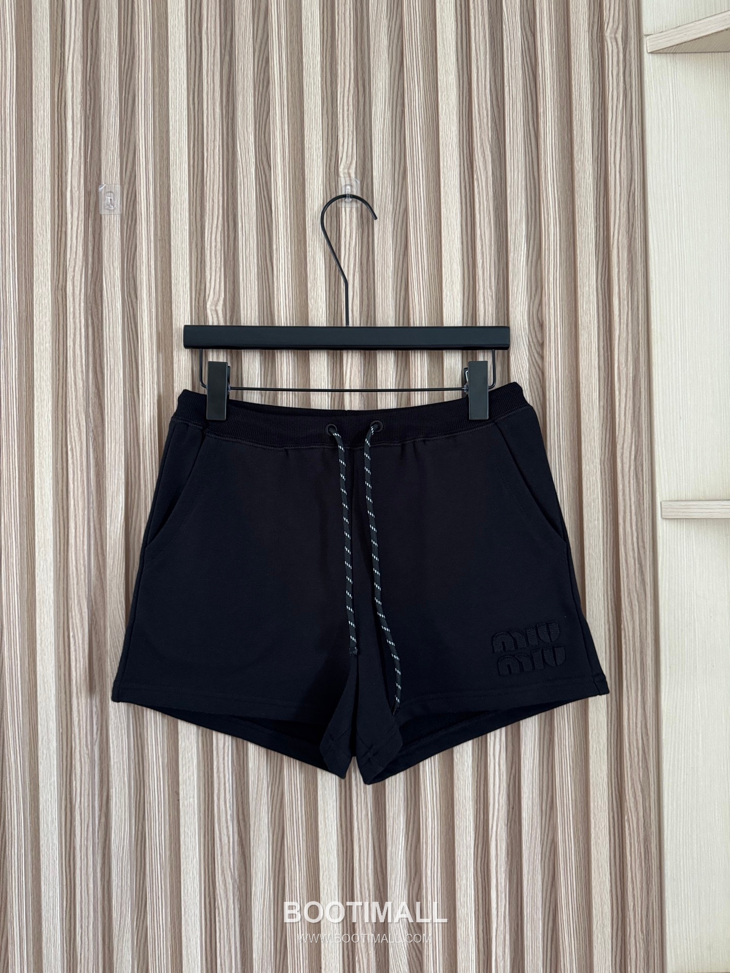 프라다 2026SS 코튼 드로스트링 로고자수 루즈핏 쇼츠 Prada 2026 SS Cotton Drawstring Logo Embroidered Loose Fit Shorts 1