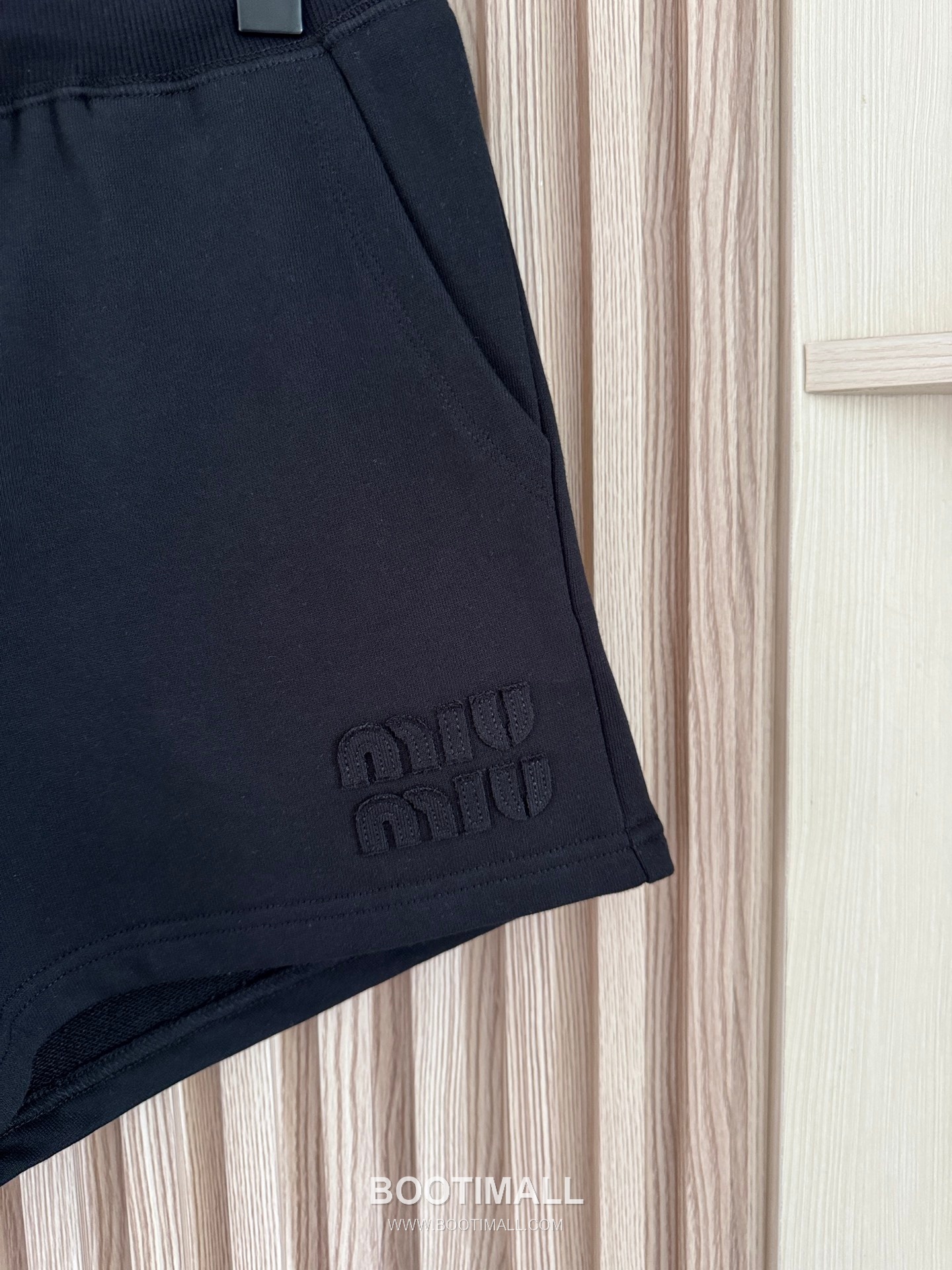 프라다 2026SS 코튼 드로스트링 로고자수 루즈핏 쇼츠 Prada 2026 SS Cotton Drawstring Logo Embroidered Loose Fit Shorts 3