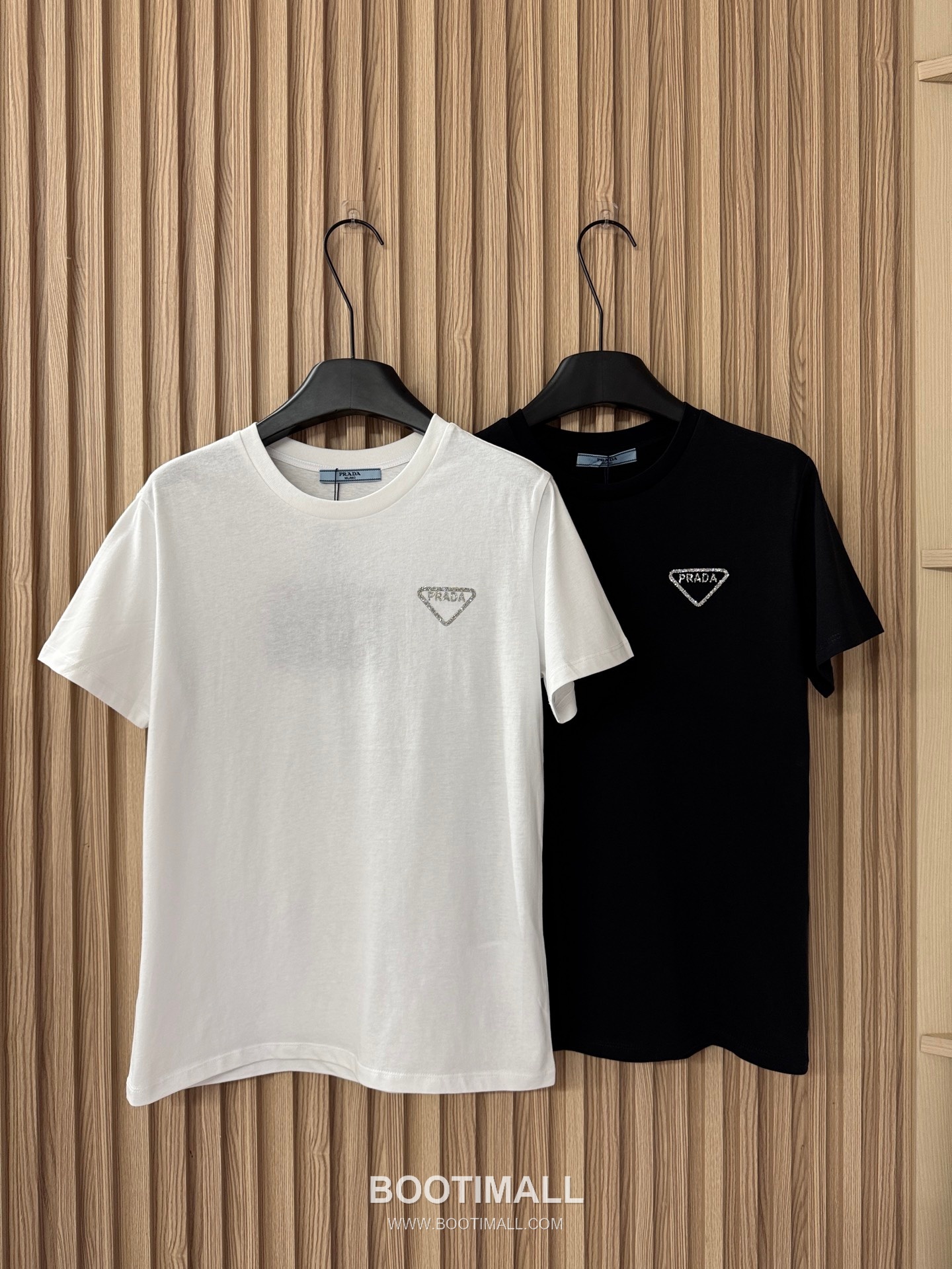 프라다 2026SS 코튼 트라이앵글 크리스탈로고 슬림핏 반팔 티셔츠 Prada 2026 SS Cotton Triangle Crystal Logo Slim Fit Short Sleeve T Shirt 1