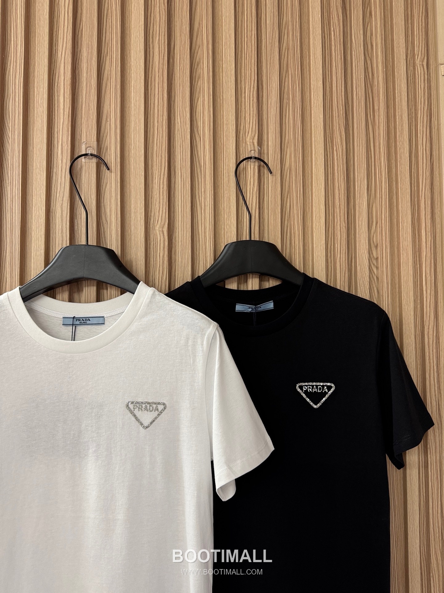 프라다 2026SS 코튼 트라이앵글 크리스탈로고 슬림핏 반팔 티셔츠 Prada 2026 SS Cotton Triangle Crystal Logo Slim Fit Short Sleeve T Shirt 3