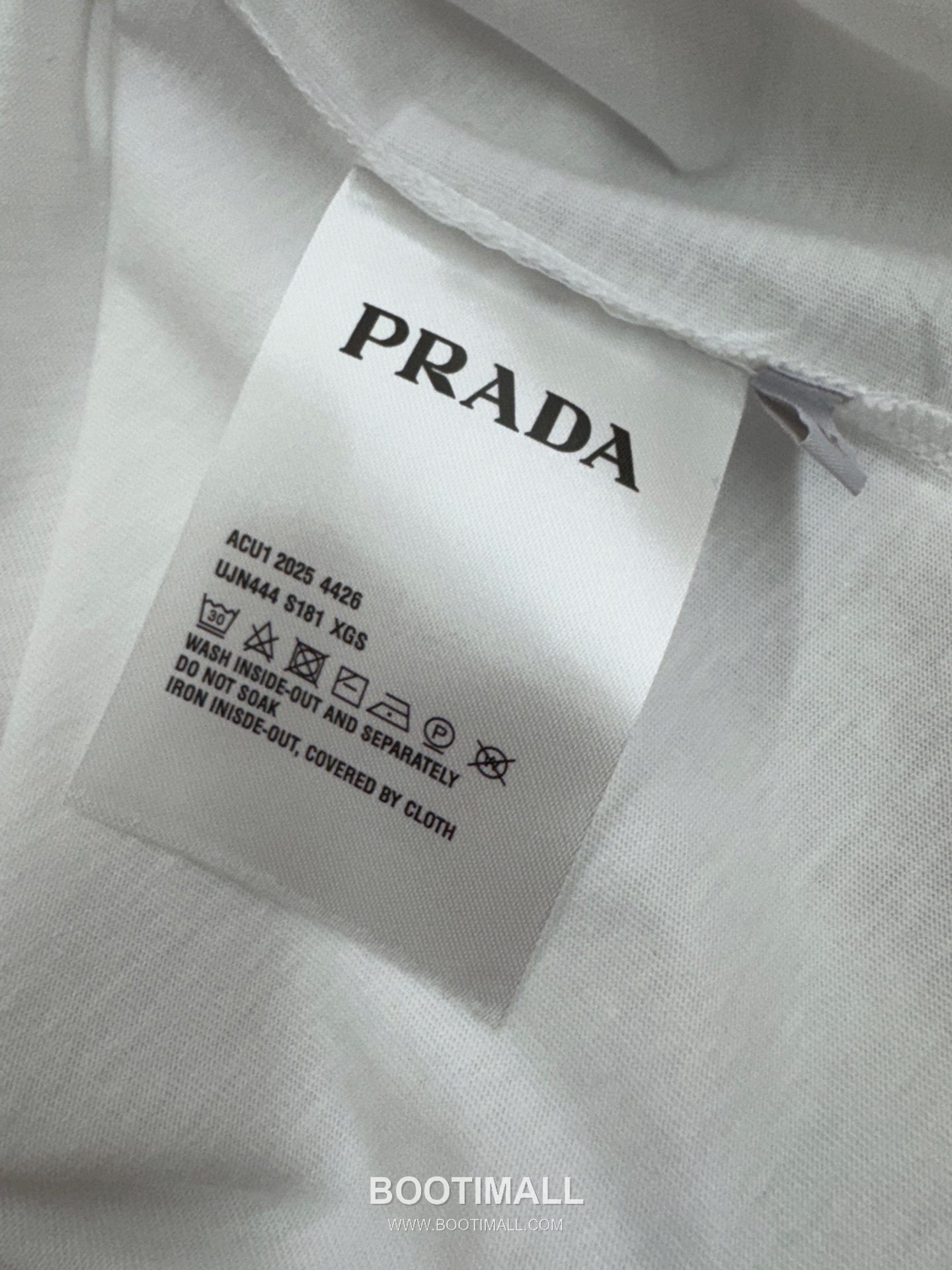 프라다 2026SS 코튼 트라이앵글 크리스탈로고 슬림핏 반팔 티셔츠 Prada 2026 SS Cotton Triangle Crystal Logo Slim Fit Short Sleeve T Shirt 17