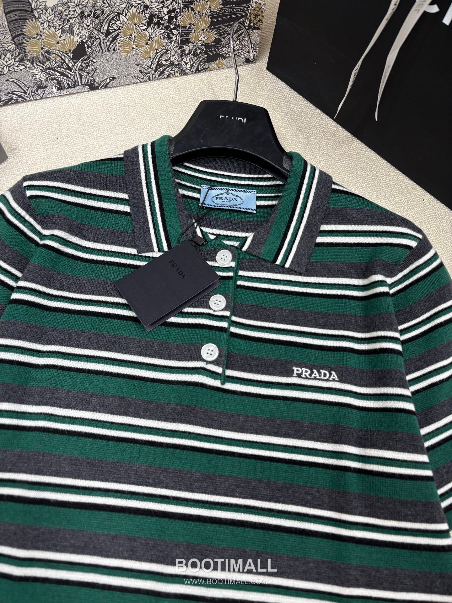 디올 2026SS 울코튼 혼방 스트라이프 로고자수 슬림핏 폴로 반팔 니트 Dior 2026 SS Wool Cotton Blend Stripe Logo Embroidered Slim Fit Polo Short Sleeve Knit 7