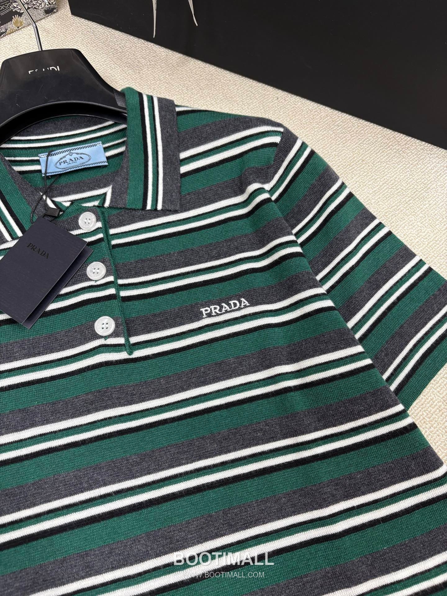 디올 2026SS 울코튼 혼방 스트라이프 로고자수 슬림핏 폴로 반팔 니트 Dior 2026 SS Wool Cotton Blend Stripe Logo Embroidered Slim Fit Polo Short Sleeve Knit 8