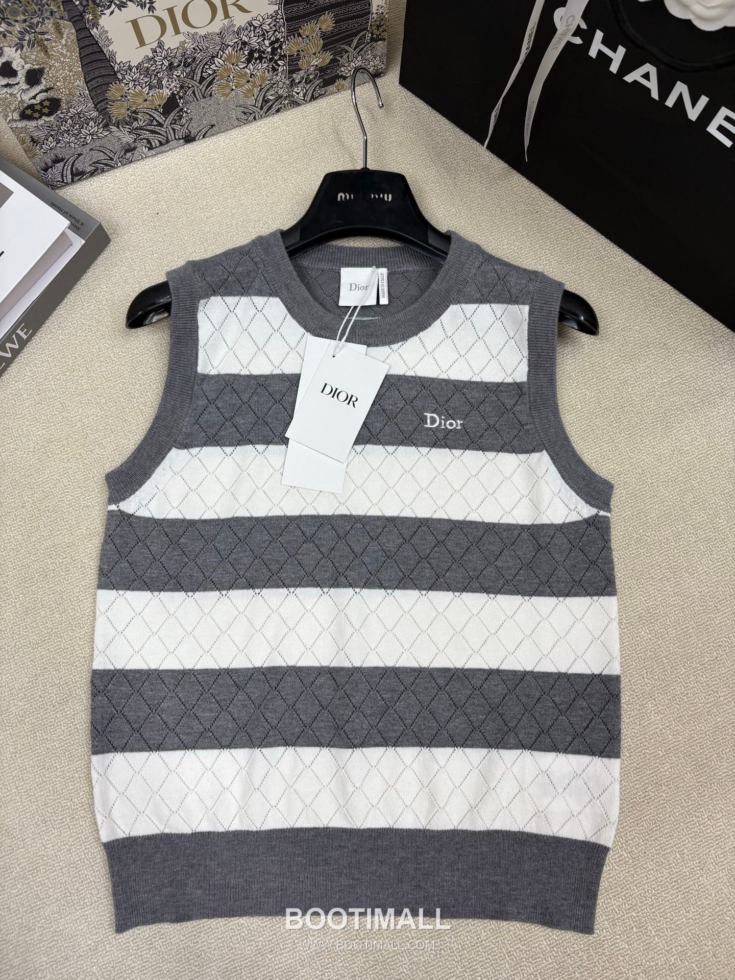 디올 2026SS 캐시미어실크 혼방 스트라이프 다이아자카드 로고자수 슬림핏 슬리브리스 니트 Dior 2026 SS Cashmere Silk Blend Stripe Diamond Jacquard Logo Embroidered Slim Fit Sleeveless Knit 5