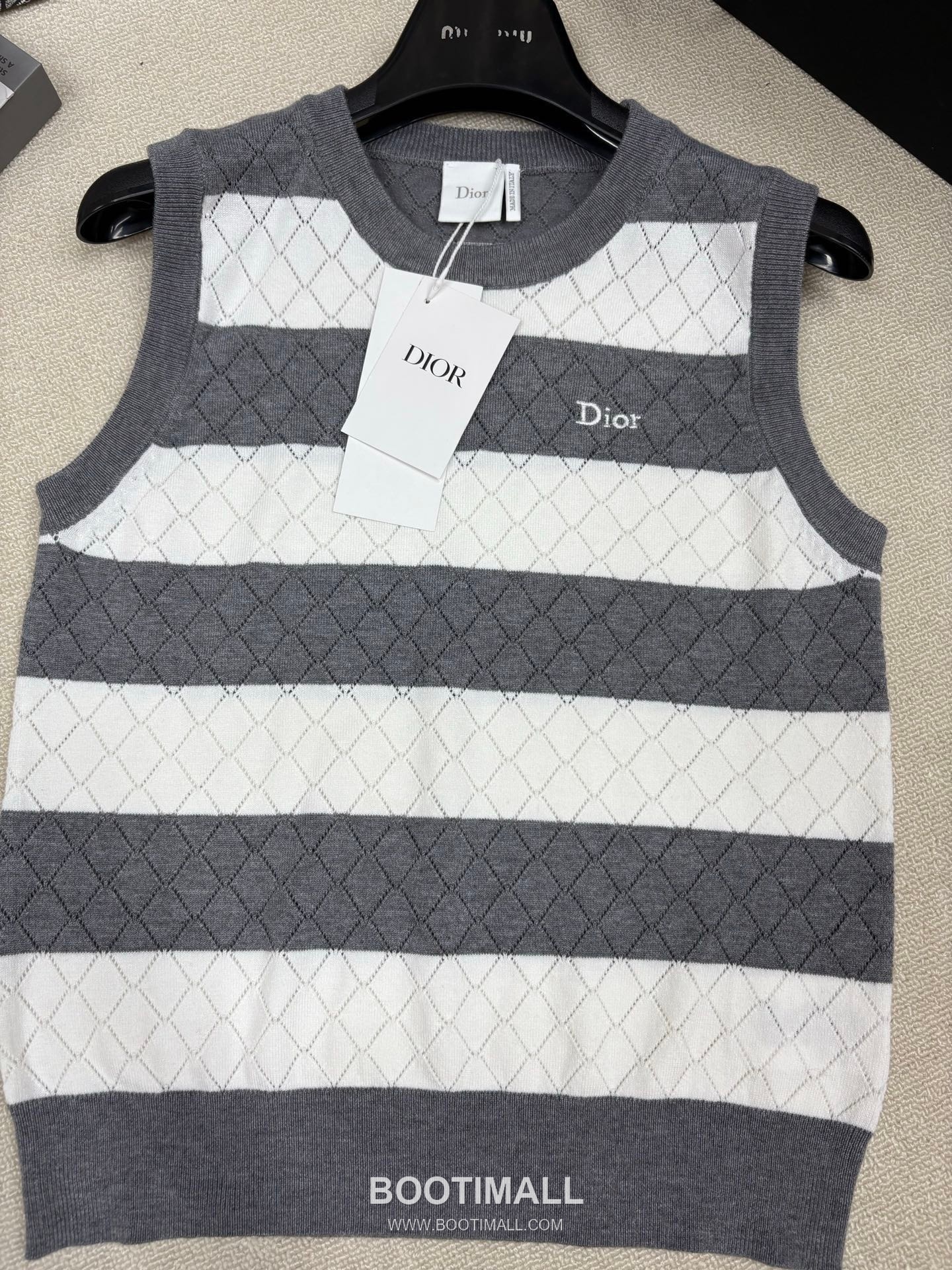 디올 2026SS 캐시미어실크 혼방 스트라이프 다이아자카드 로고자수 슬림핏 슬리브리스 니트 Dior 2026 SS Cashmere Silk Blend Stripe Diamond Jacquard Logo Embroidered Slim Fit Sleeveless Knit 6