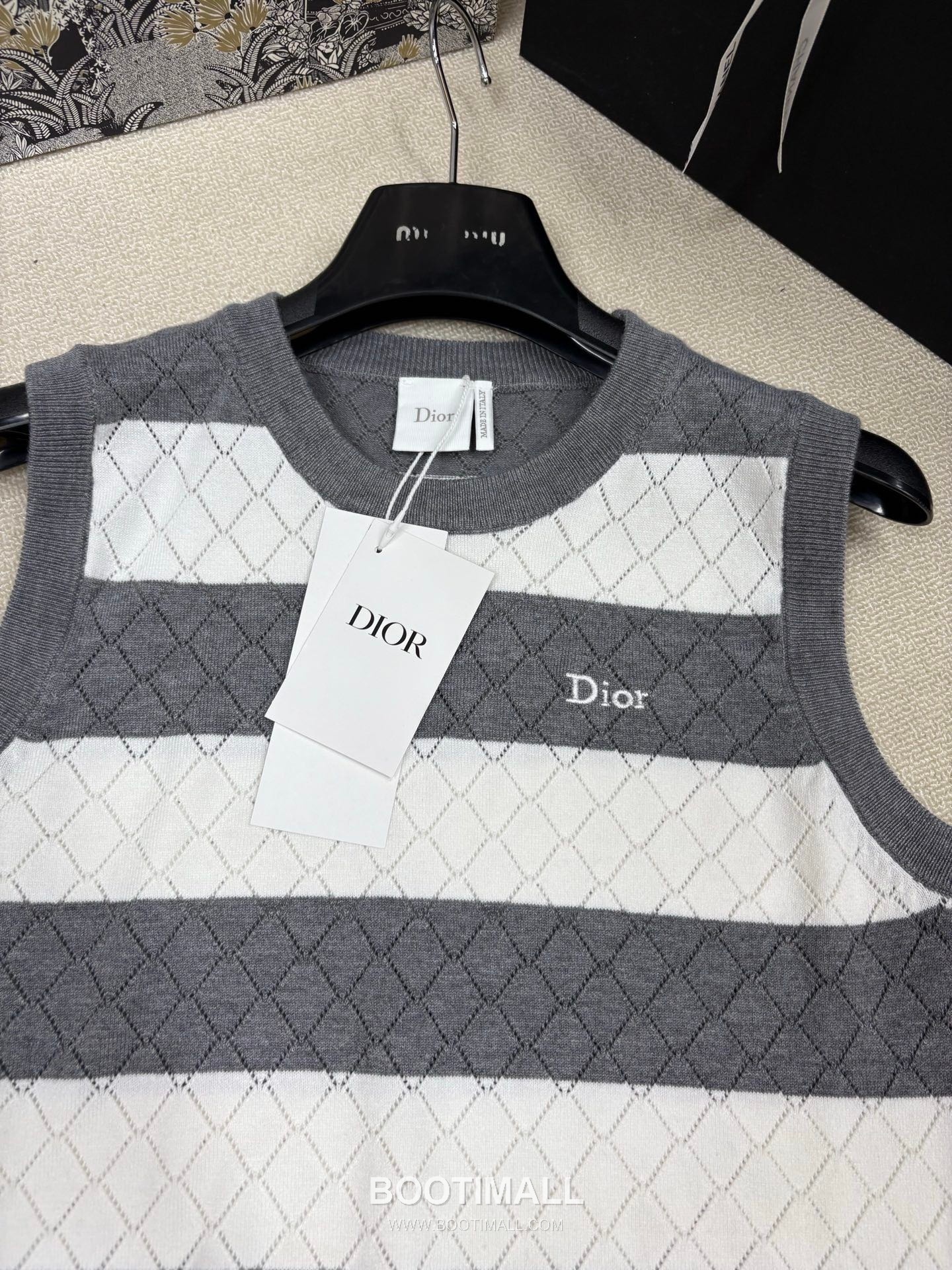 디올 2026SS 캐시미어실크 혼방 스트라이프 다이아자카드 로고자수 슬림핏 슬리브리스 니트 Dior 2026 SS Cashmere Silk Blend Stripe Diamond Jacquard Logo Embroidered Slim Fit Sleeveless Knit 7