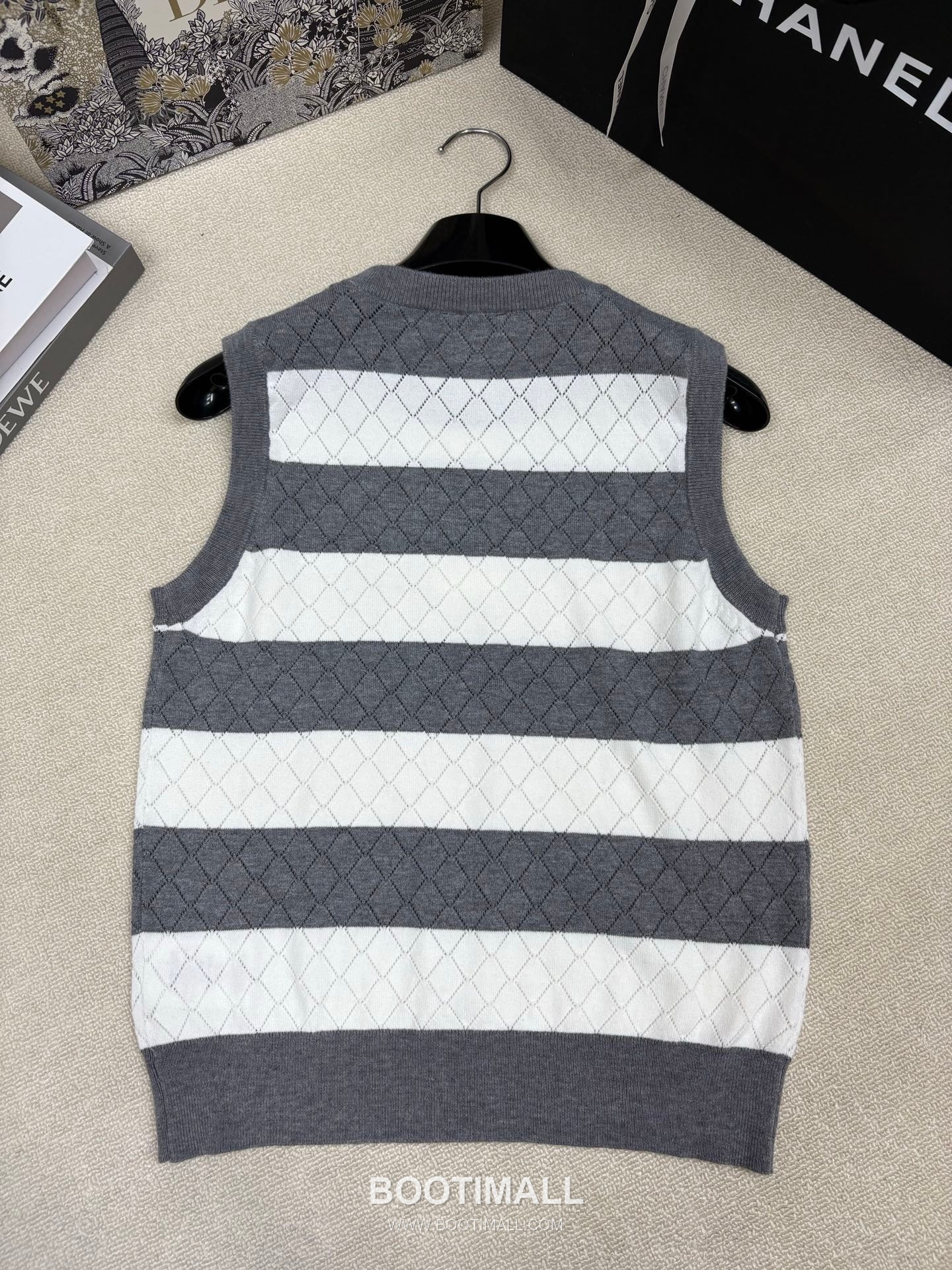 디올 2026SS 캐시미어실크 혼방 스트라이프 다이아자카드 로고자수 슬림핏 슬리브리스 니트 Dior 2026 SS Cashmere Silk Blend Stripe Diamond Jacquard Logo Embroidered Slim Fit Sleeveless Knit 9