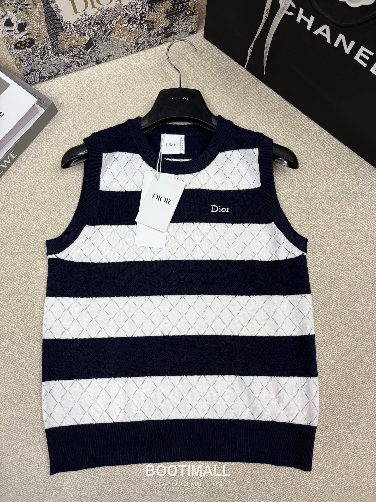 디올 2026SS 캐시미어실크 혼방 스트라이프 다이아자카드 로고자수 슬림핏 슬리브리스 니트 Dior 2026 SS Cashmere Silk Blend Stripe Diamond Jacquard Logo Embroidered Slim Fit Sleeveless Knit 5