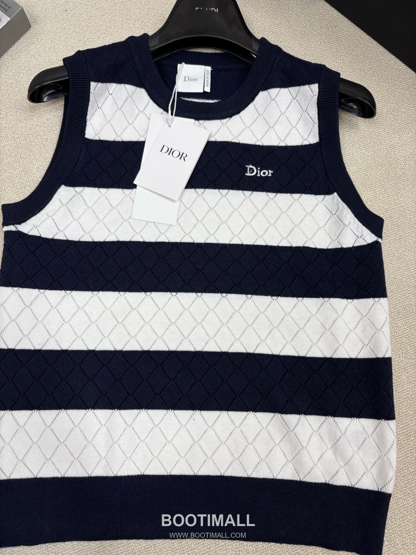 디올 2026SS 캐시미어실크 혼방 스트라이프 다이아자카드 로고자수 슬림핏 슬리브리스 니트 Dior 2026 SS Cashmere Silk Blend Stripe Diamond Jacquard Logo Embroidered Slim Fit Sleeveless Knit 6