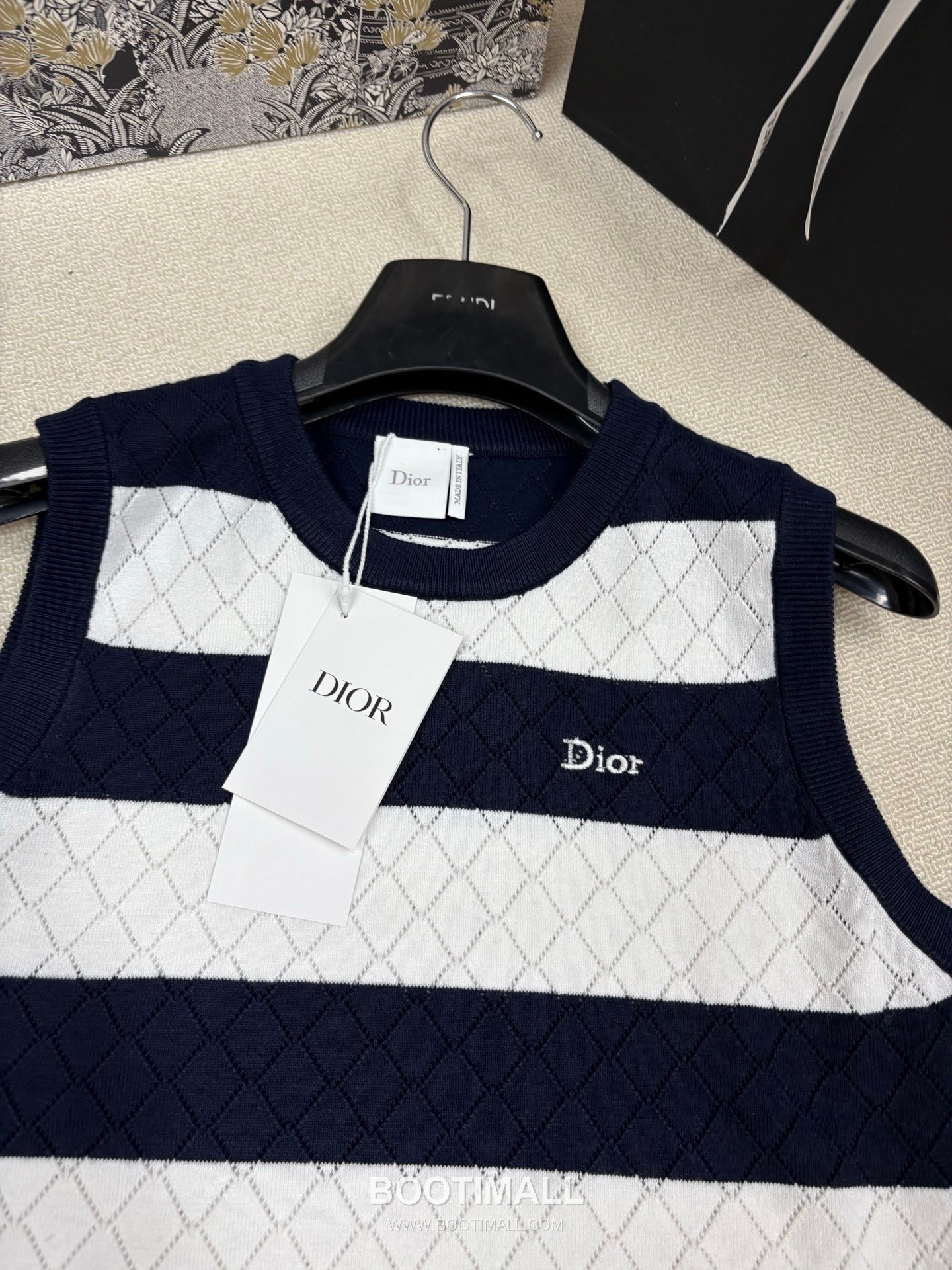 디올 2026SS 캐시미어실크 혼방 스트라이프 다이아자카드 로고자수 슬림핏 슬리브리스 니트 Dior 2026 SS Cashmere Silk Blend Stripe Diamond Jacquard Logo Embroidered Slim Fit Sleeveless Knit 7
