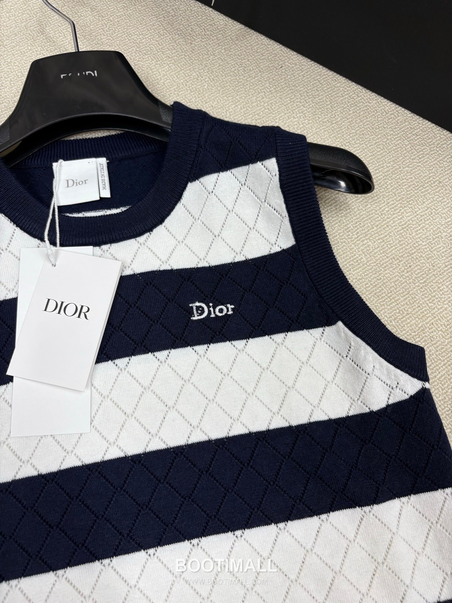 디올 2026SS 캐시미어실크 혼방 스트라이프 다이아자카드 로고자수 슬림핏 슬리브리스 니트 Dior 2026 SS Cashmere Silk Blend Stripe Diamond Jacquard Logo Embroidered Slim Fit Sleeveless Knit 8