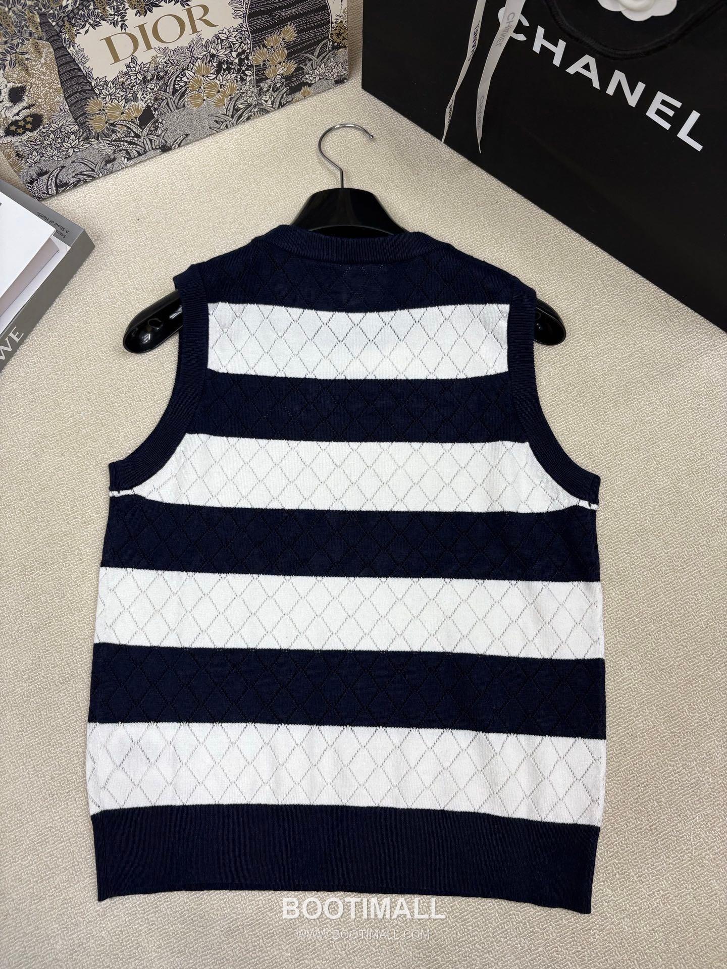 디올 2026SS 캐시미어실크 혼방 스트라이프 다이아자카드 로고자수 슬림핏 슬리브리스 니트 Dior 2026 SS Cashmere Silk Blend Stripe Diamond Jacquard Logo Embroidered Slim Fit Sleeveless Knit 9