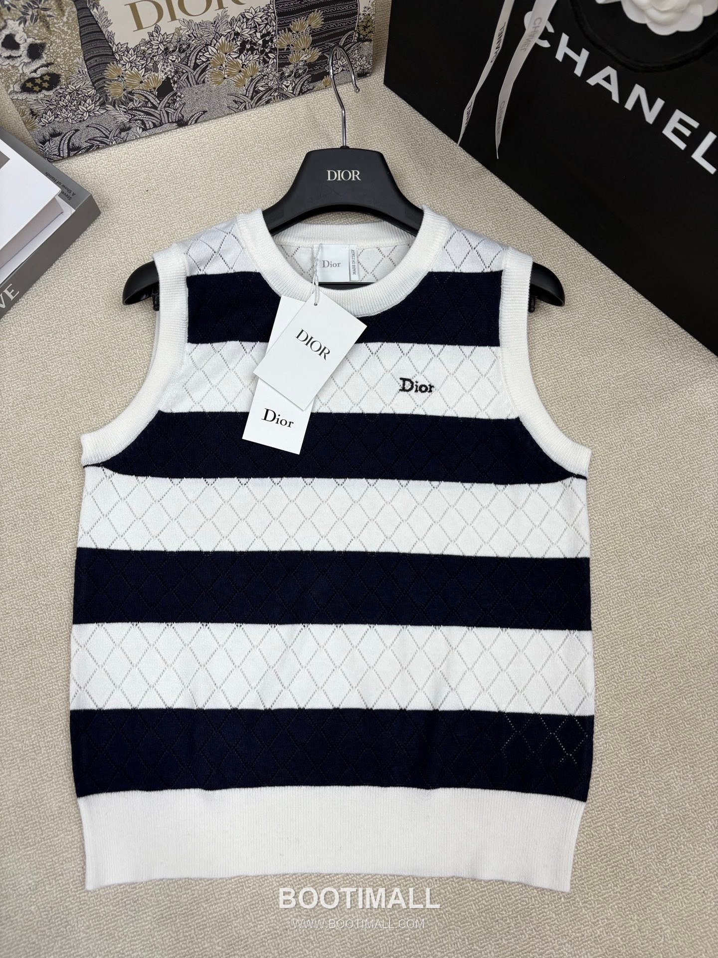 디올 2026SS 캐시미어실크 혼방 스트라이프 다이아자카드 로고자수 슬림핏 슬리브리스 니트 Dior 2026 SS Cashmere Silk Blend Stripe Diamond Jacquard Logo Embroidered Slim Fit Sleeveless Knit 5