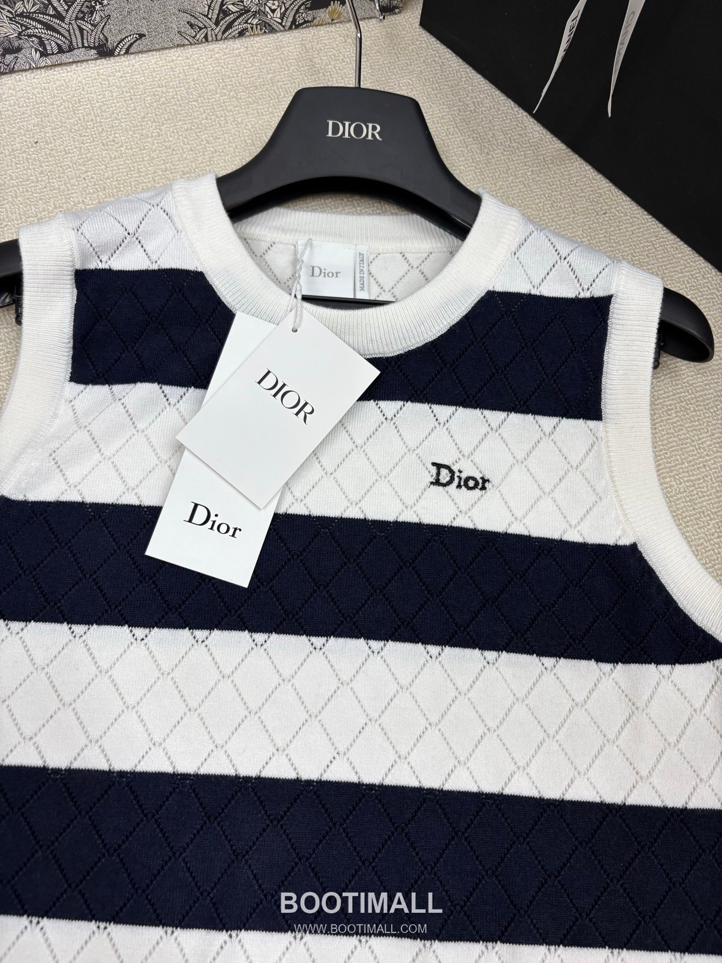 디올 2026SS 캐시미어실크 혼방 스트라이프 다이아자카드 로고자수 슬림핏 슬리브리스 니트 Dior 2026 SS Cashmere Silk Blend Stripe Diamond Jacquard Logo Embroidered Slim Fit Sleeveless Knit 7