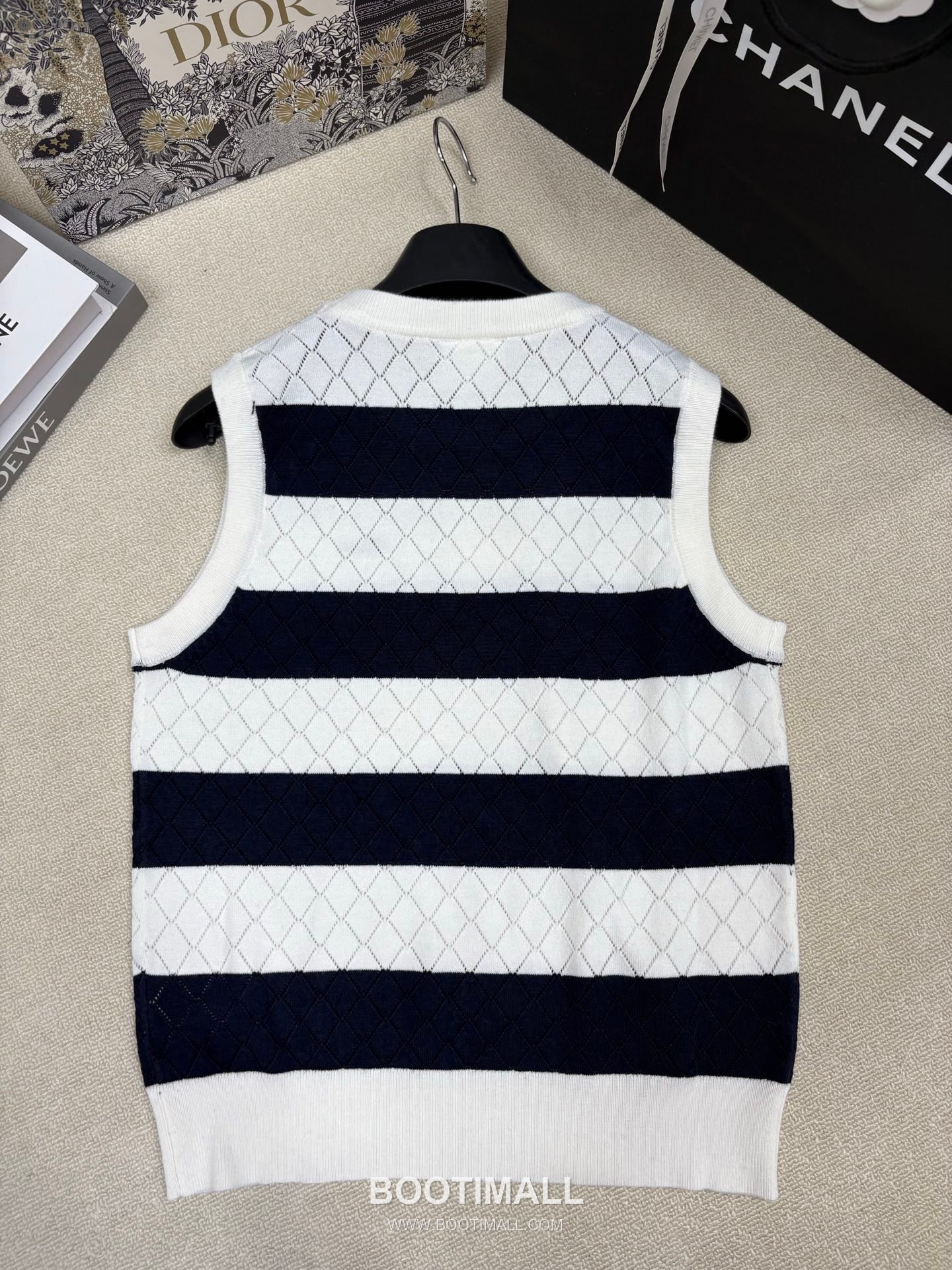 디올 2026SS 캐시미어실크 혼방 스트라이프 다이아자카드 로고자수 슬림핏 슬리브리스 니트 Dior 2026 SS Cashmere Silk Blend Stripe Diamond Jacquard Logo Embroidered Slim Fit Sleeveless Knit 10