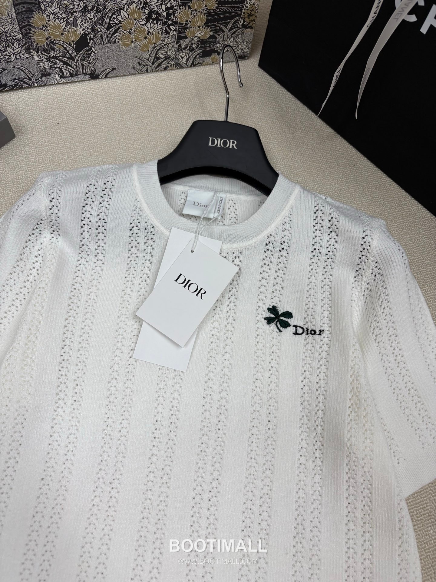 디올 2026SS 캐시미어실크 혼방 오픈워크 플로럴 로고자수 슬림핏 반팔 니트 Dior 2026 SS Cashmere Silk Blend Openwork Floral Logo Embroidered Slim Fit Short Sleeve Knit 7