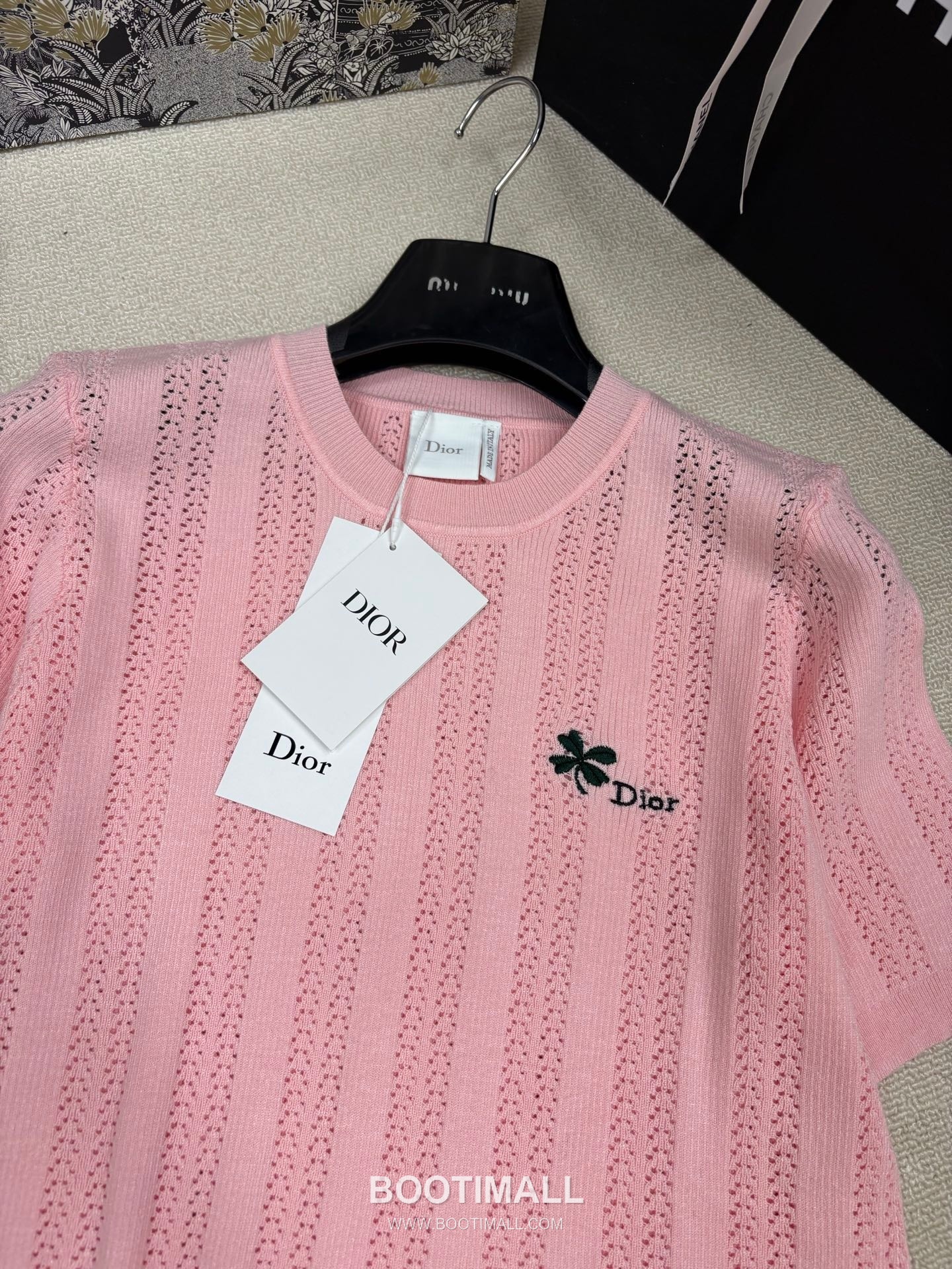 디올 2026SS 캐시미어실크 혼방 오픈워크 플로럴 로고자수 슬림핏 반팔 니트 Dior 2026 SS Cashmere Silk Blend Openwork Floral Logo Embroidered Slim Fit Short Sleeve Knit 7