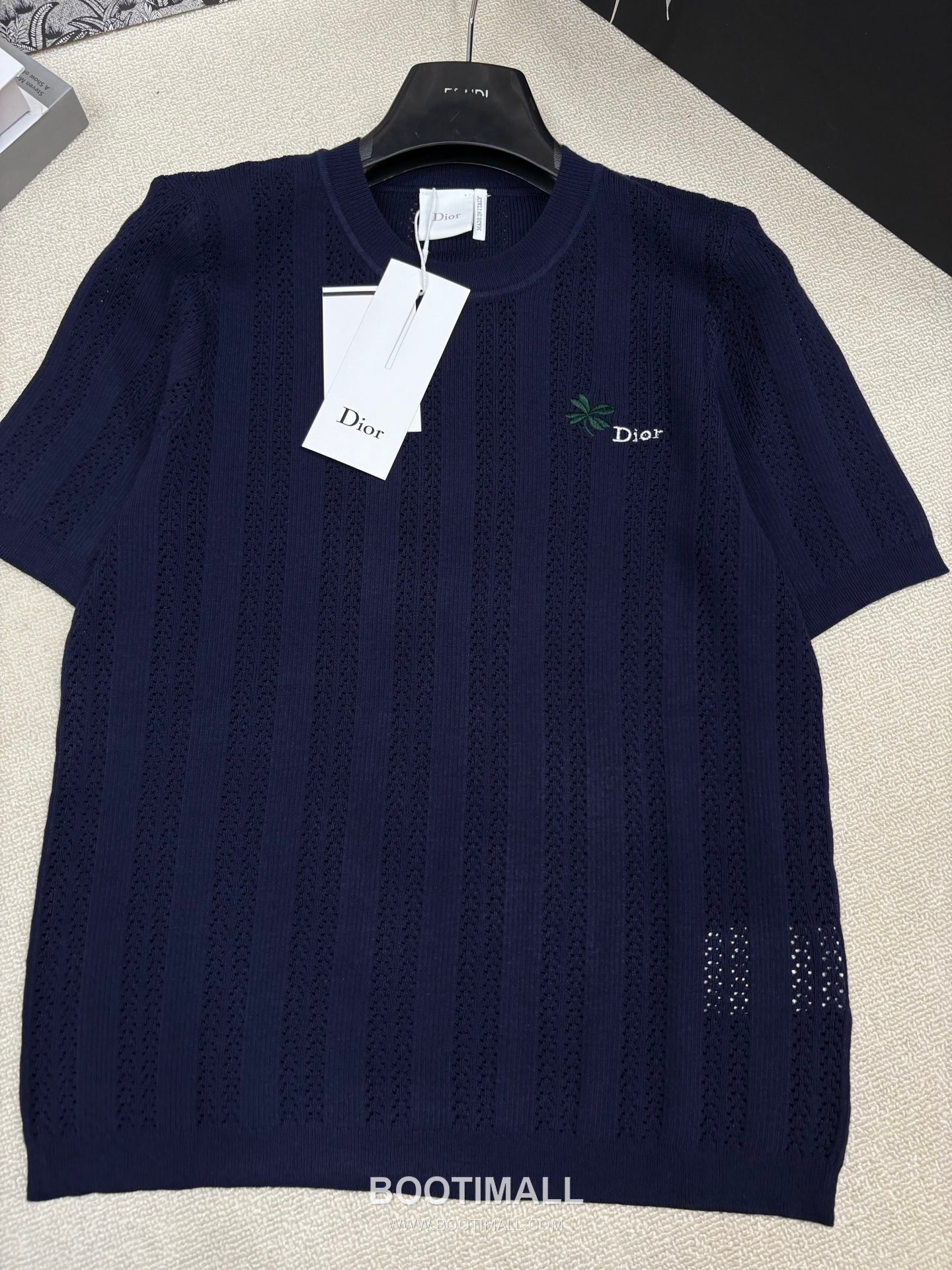 디올 2026SS 캐시미어실크 혼방 오픈워크 플로럴 로고자수 슬림핏 반팔 니트 Dior 2026 SS Cashmere Silk Blend Openwork Floral Logo Embroidered Slim Fit Short Sleeve Knit 6
