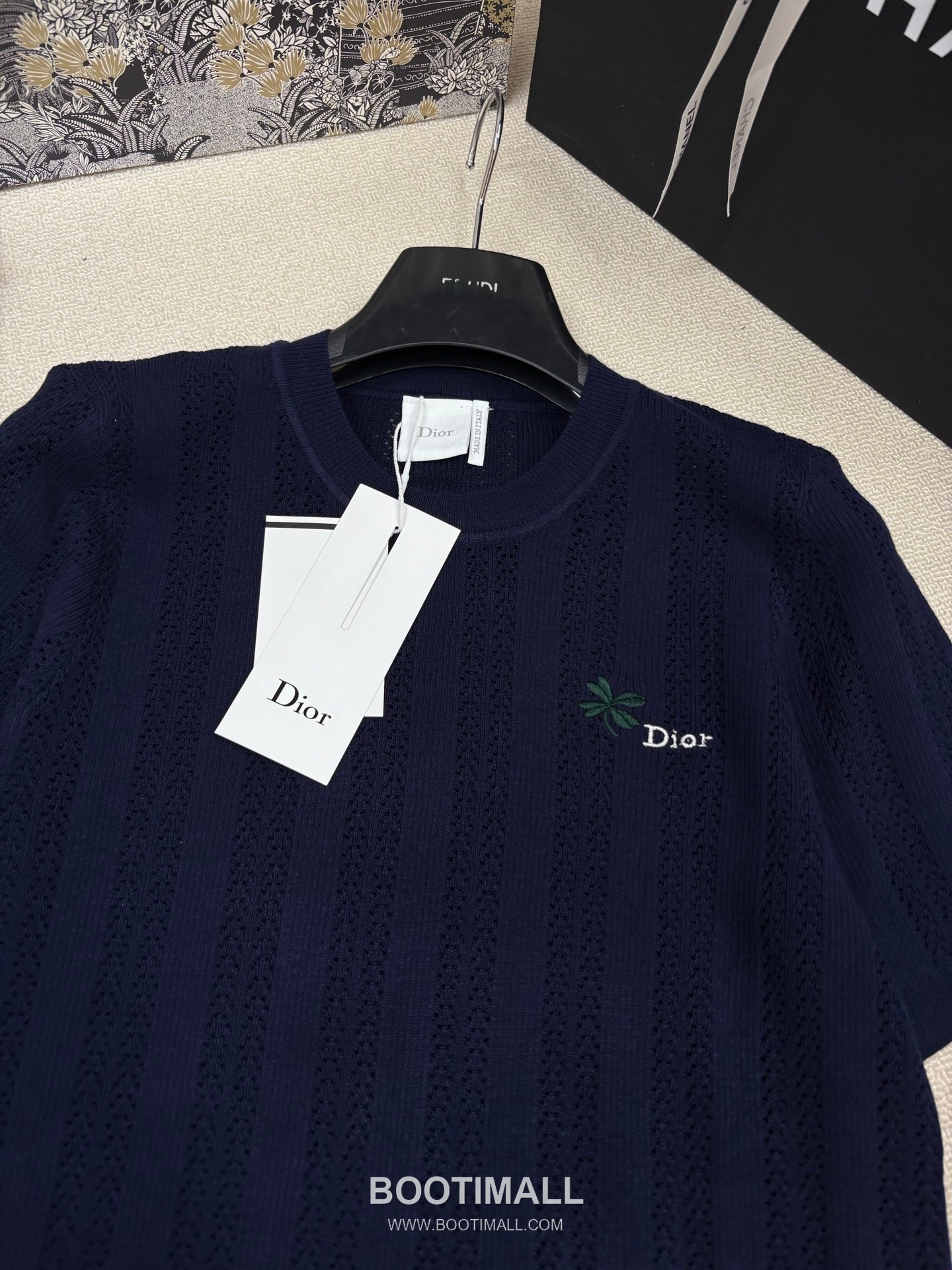 디올 2026SS 캐시미어실크 혼방 오픈워크 플로럴 로고자수 슬림핏 반팔 니트 Dior 2026 SS Cashmere Silk Blend Openwork Floral Logo Embroidered Slim Fit Short Sleeve Knit 7