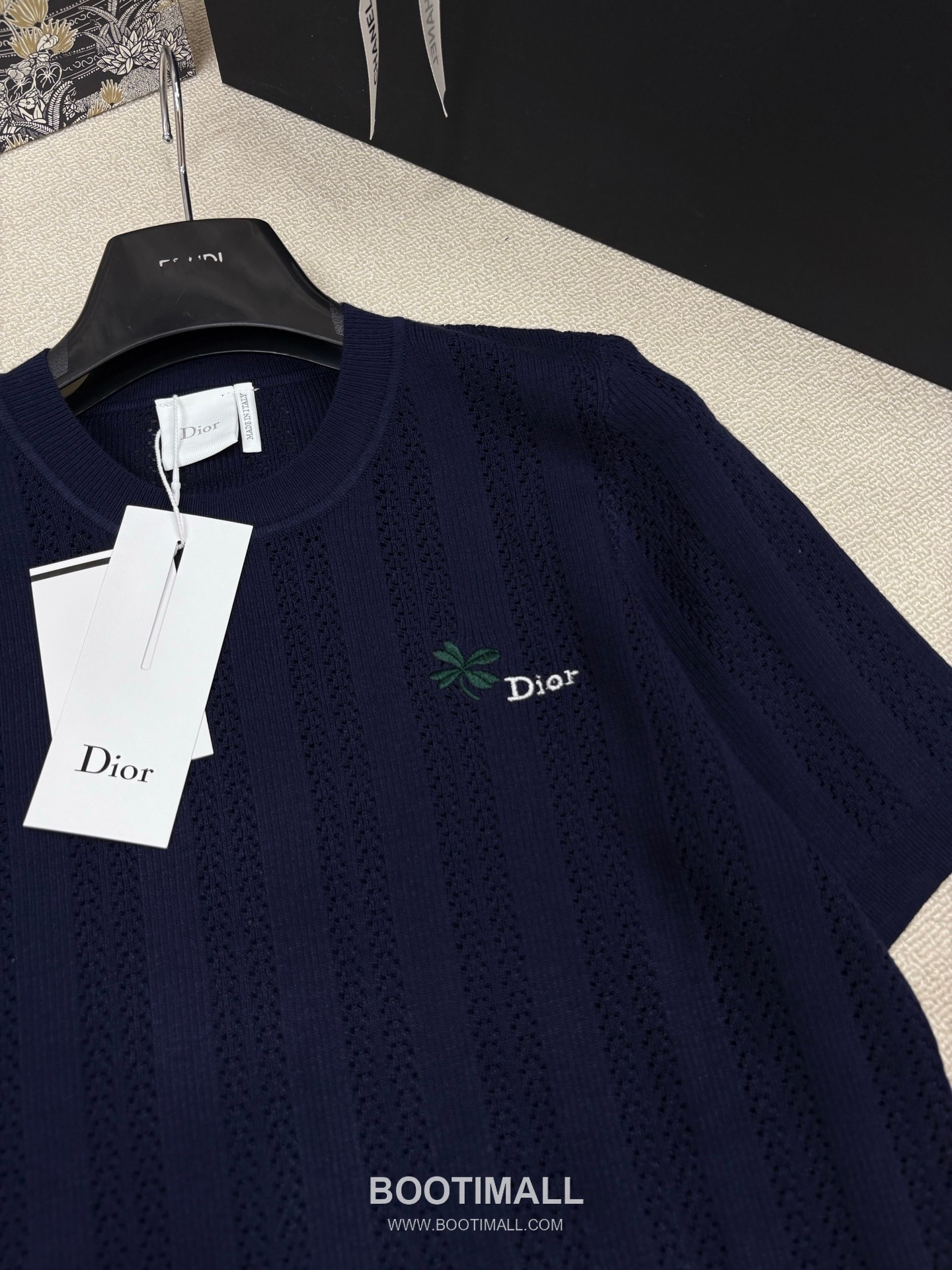 디올 2026SS 캐시미어실크 혼방 오픈워크 플로럴 로고자수 슬림핏 반팔 니트 Dior 2026 SS Cashmere Silk Blend Openwork Floral Logo Embroidered Slim Fit Short Sleeve Knit 8