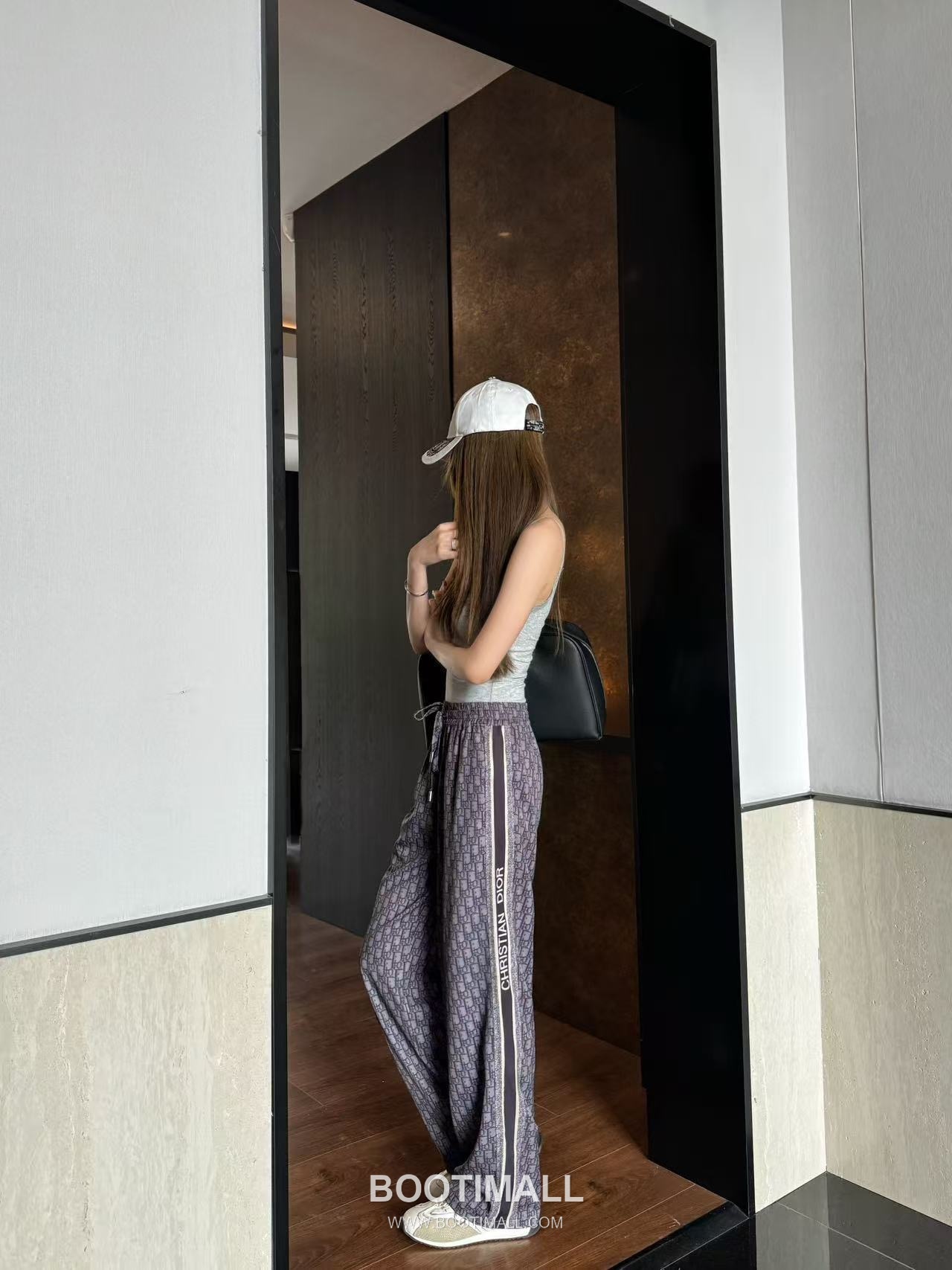 루이비통 2026SS 기능성 패브릭 모노그램 올오버 로고밴딩 루즈핏 롱팬츠 Louis Vuitton 2026 SS Functional Fabric Monogram All Over Logo Elastic Waist Loose Fit Long Pants 1